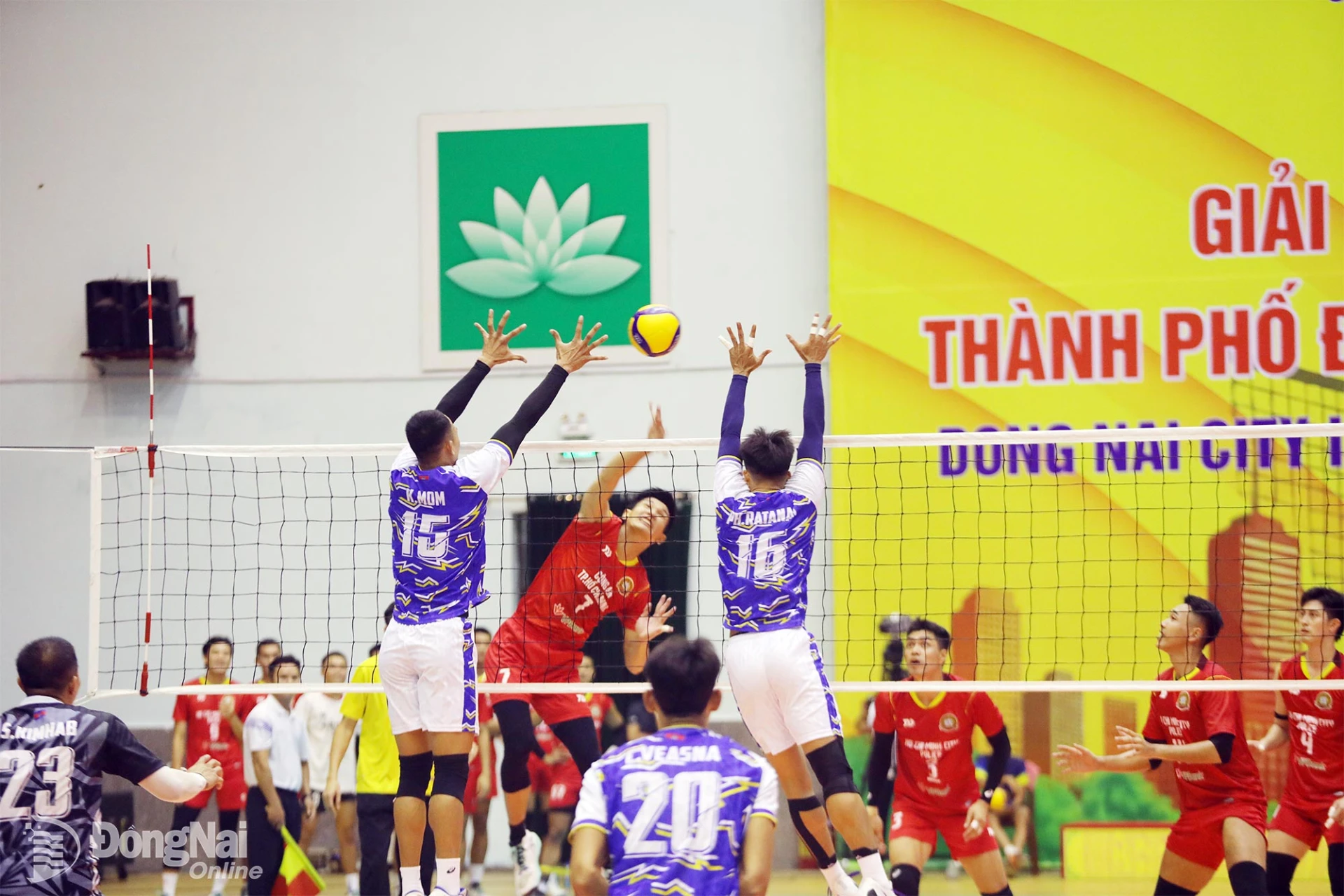 Cambodia’s Visakha (in blue) defeats Ho Chi Minh City Public Security 3-1 in the final. Photo: Huy Anh

