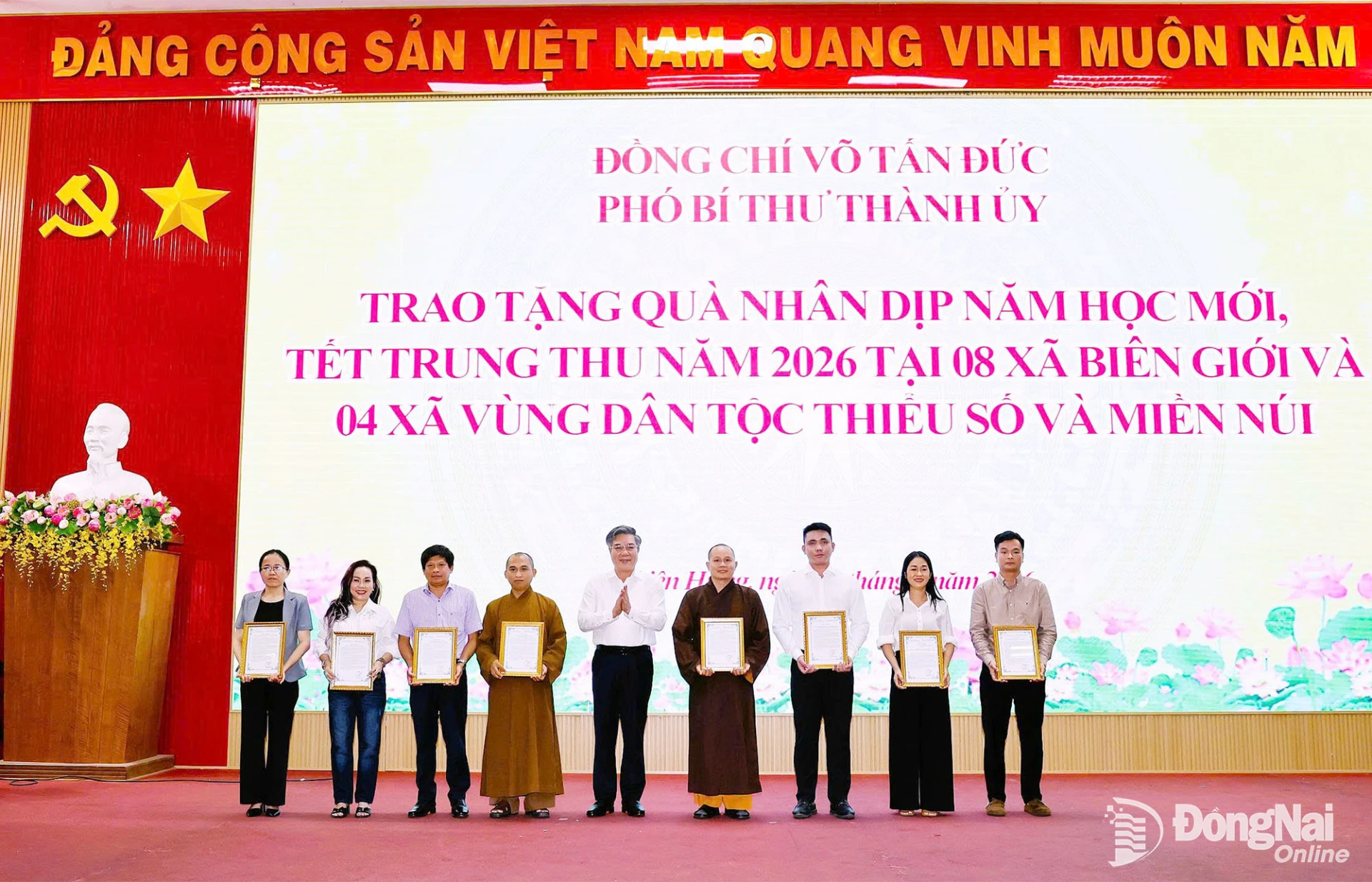 Ủy viên Ban Thường vụ Thành ủy, Trưởng ban Tuyên giáo và Dân vận Thành ủy Dương Minh Dũng trao thư cảm ơn các đơn vị tài trợ quà Trung thu cho trẻ em. Ảnh: Quang Minh