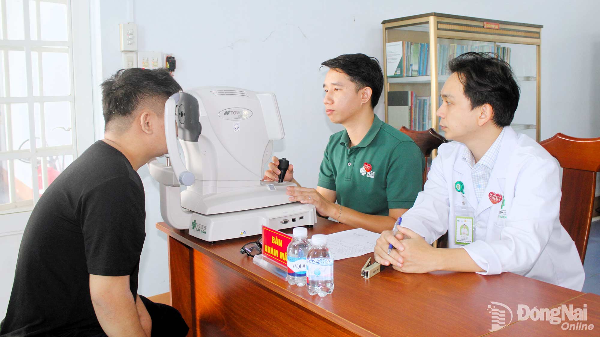 Thanh niên tham gia khám sơ tuyển sức khỏe nghĩa vụ quân sự.