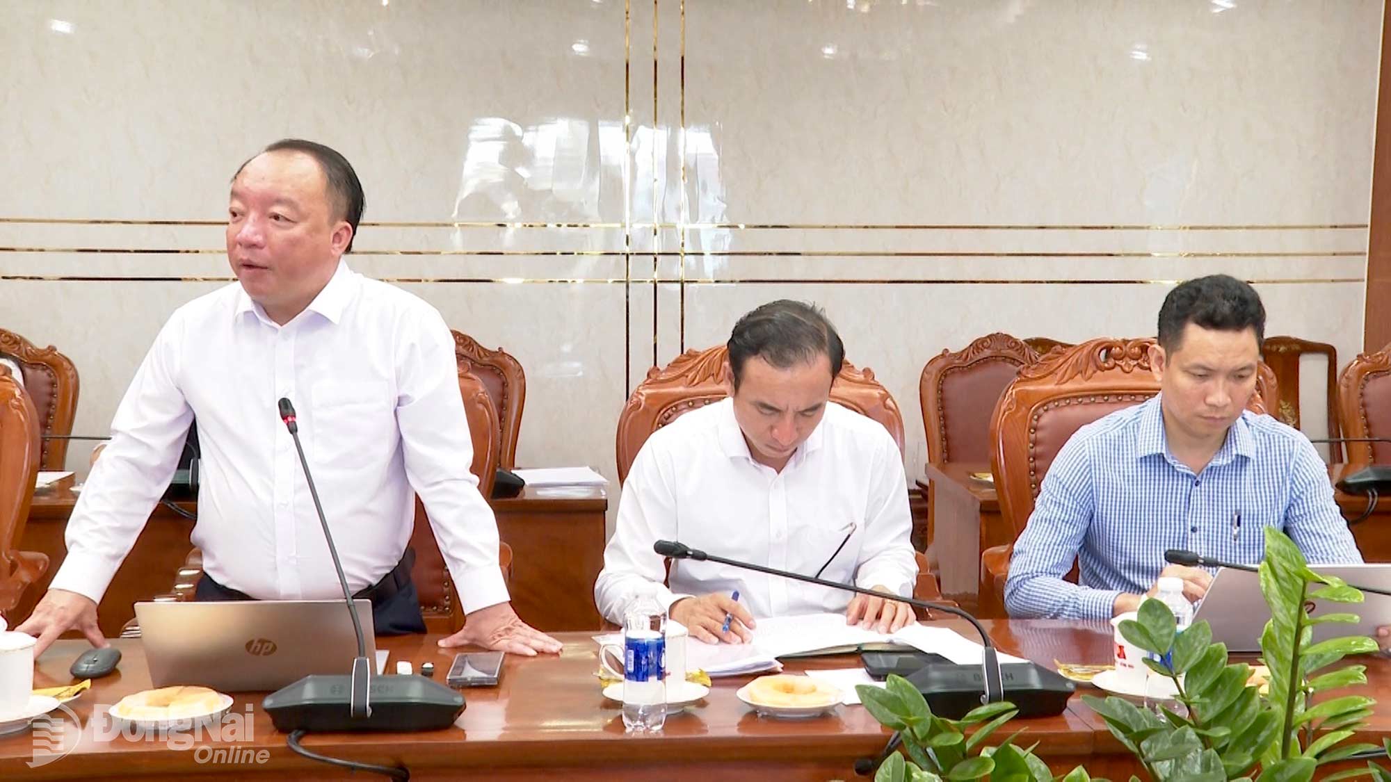 Tiến sĩ Phan Xuân Linh, Hiệu trưởng Trường Chính trị thành phố Đồng Nai phát biểu tại hội nghị. Ảnh: Quốc Việt