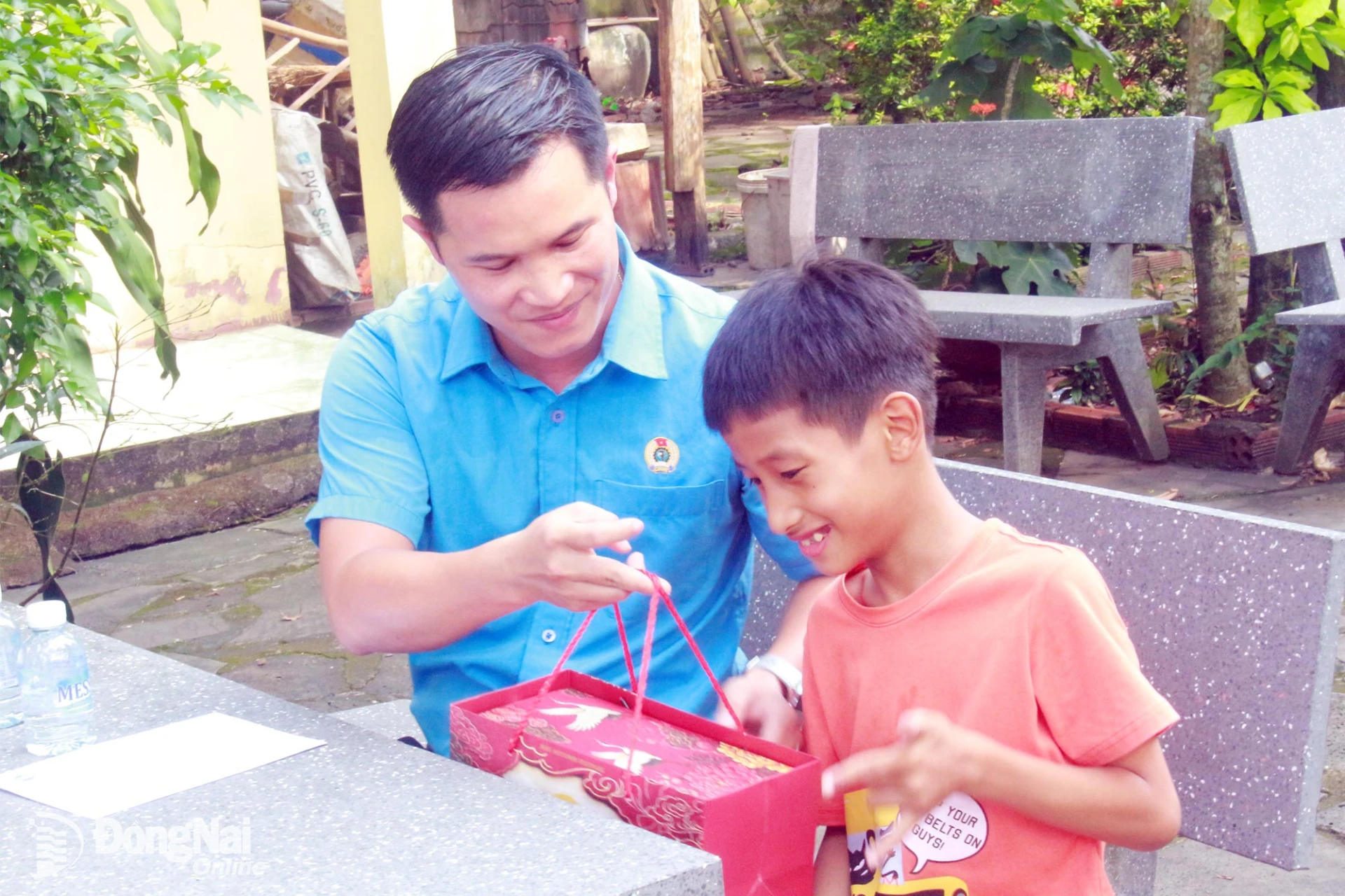 Công đoàn Công ty TNHH Pou Phong Việt Nam (xã An Viễn) thăm hỏi, động viên và tặng quà con công nhân có hoàn cảnh khó khăn.