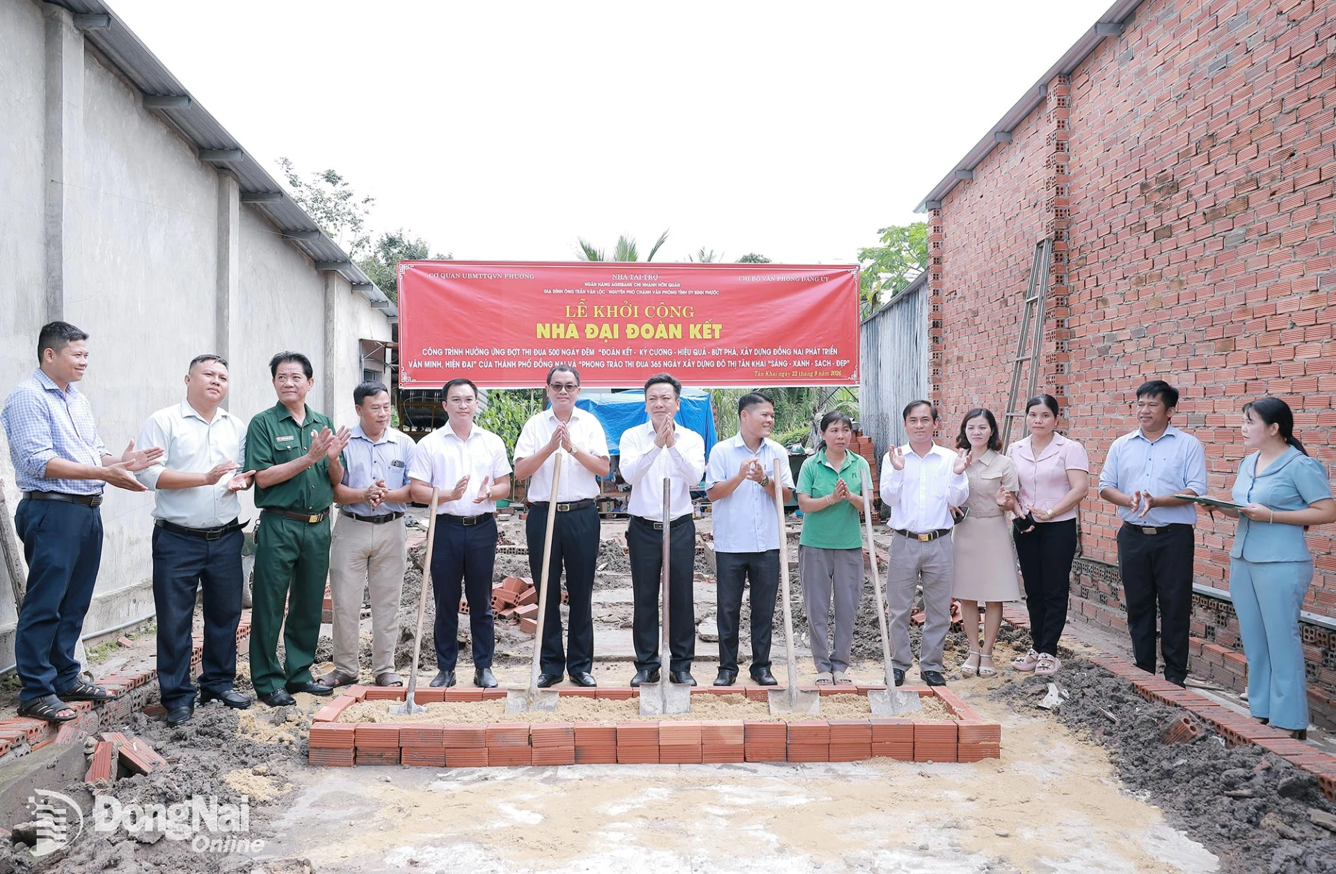 Lãnh đạo phường Tân Khai, đại diện nhà tài trợ cùng gia đình thực hiện nghi thức khởi công căn nhà.