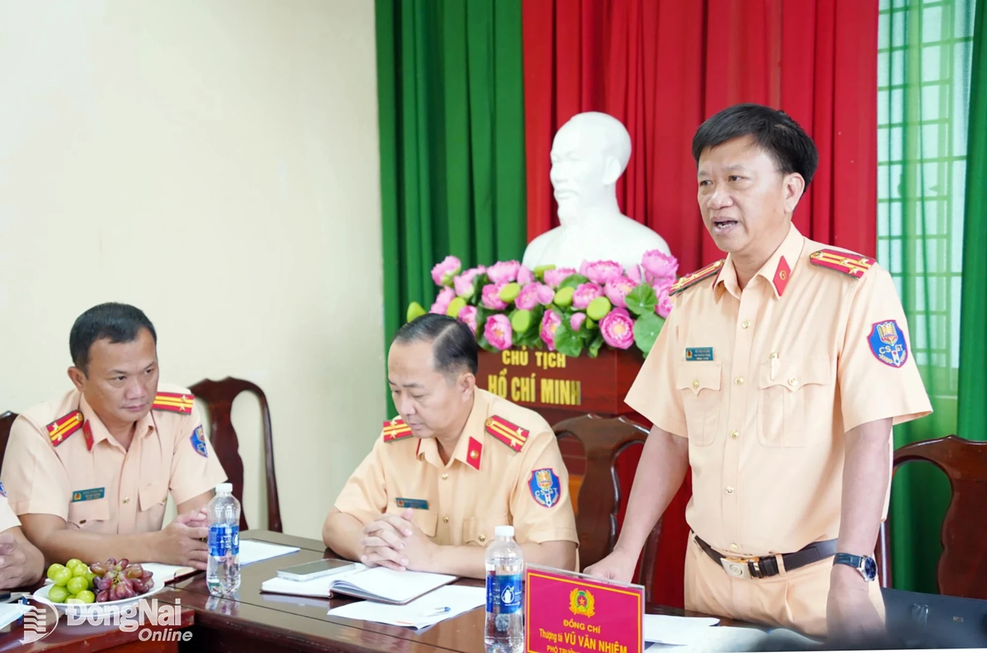 Thượng tá Vũ Văn Nhiệm, Phó Trưởng phòng Cảnh sát giao thông Công an thành phố Đồng Nai phát biểu tại hội nghị. Ảnh: Lê Duy