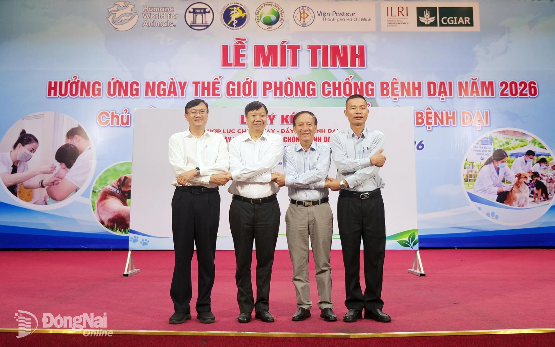 Lãnh đạo Viện Vệ sinh dịch tễ Trung ương, Sở Y tế Đồng Nai, Viện Pasteur Thành phố Hồ Chí Minh, Chi cục Chăn nuôi và Thủy sản Đồng Nai bắt tay cam kết phòng, chống bệnh dại. Ảnh: Hạnh Dung