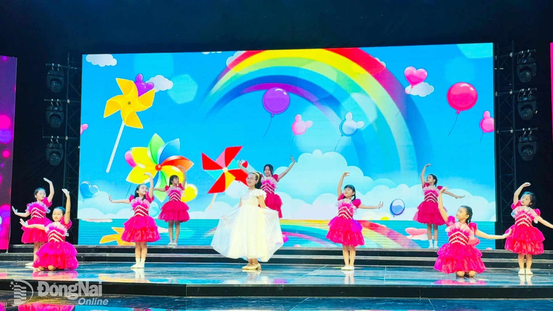 Phương Nhi trình bày ca khúc Ước mơ hồng của nhạc sĩ Phạm Trọng Cầu, gửi gắm những ước mơ trong sáng và niềm tin đẹp của tuổi học trò. Ảnh: Minh Huệ