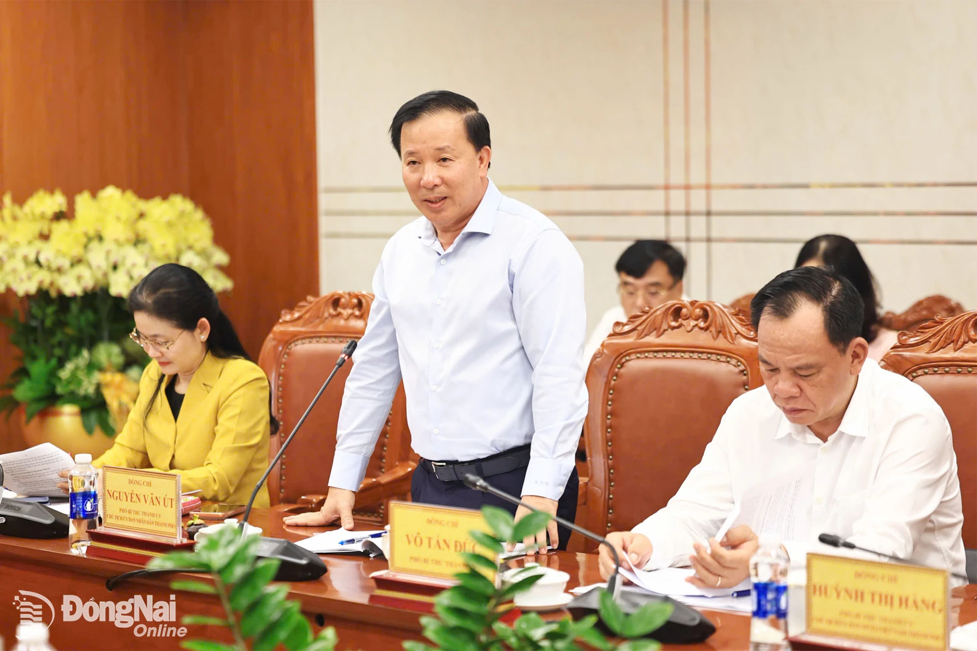 Phó Bí thư Thành ủy, Chủ tịch UBND thành phố Đồng Nai Nguyễn Văn Út trao đổi thông tin về kinh tế - xã hội của thành phố. Ảnh: Công Nghĩa
