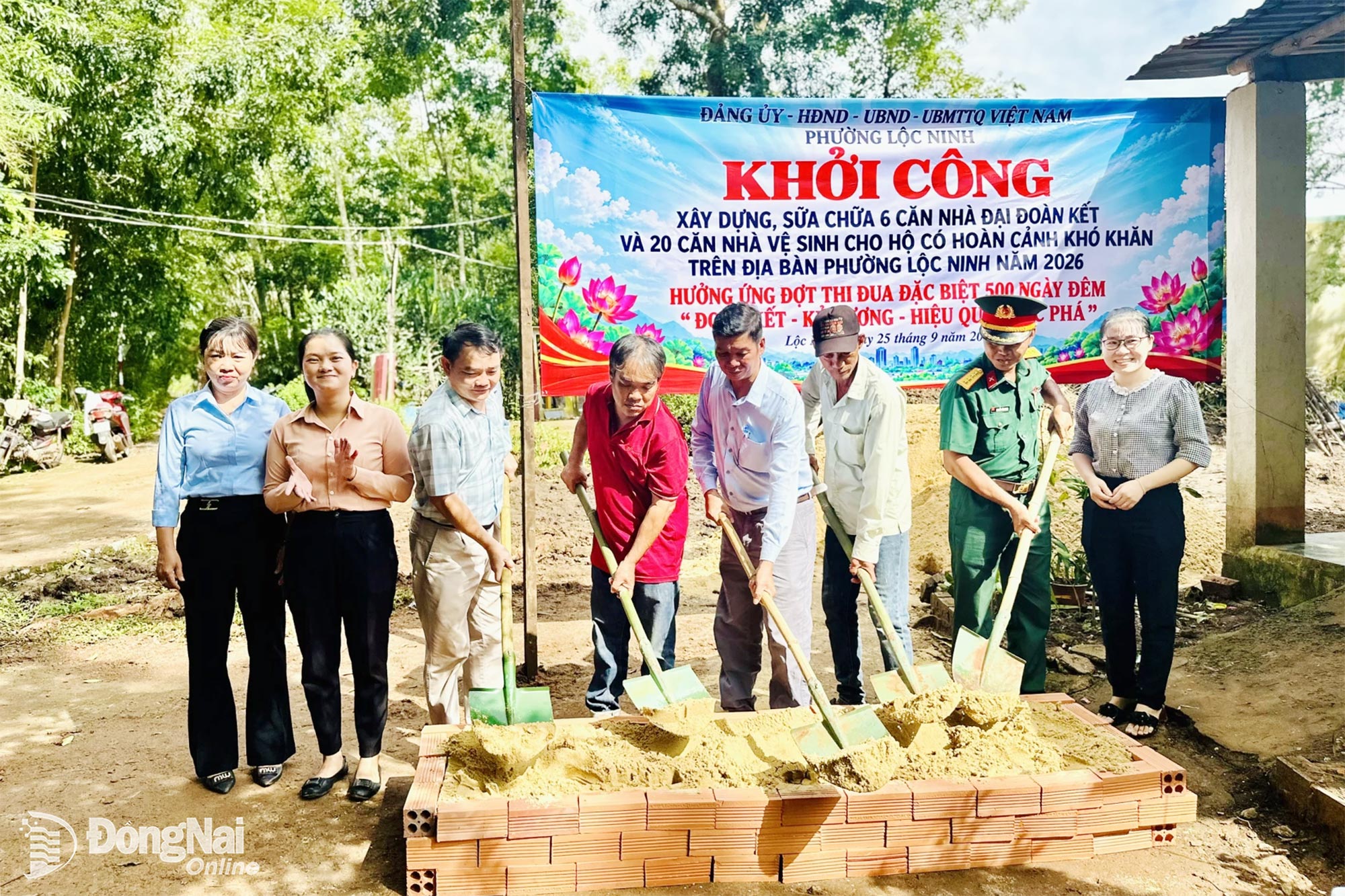 Lãnh đạo địa phương và các đơn vị tài trợ thực hiện nghi thức khởi công xây dựng các công trình. Ảnh: ĐVCC