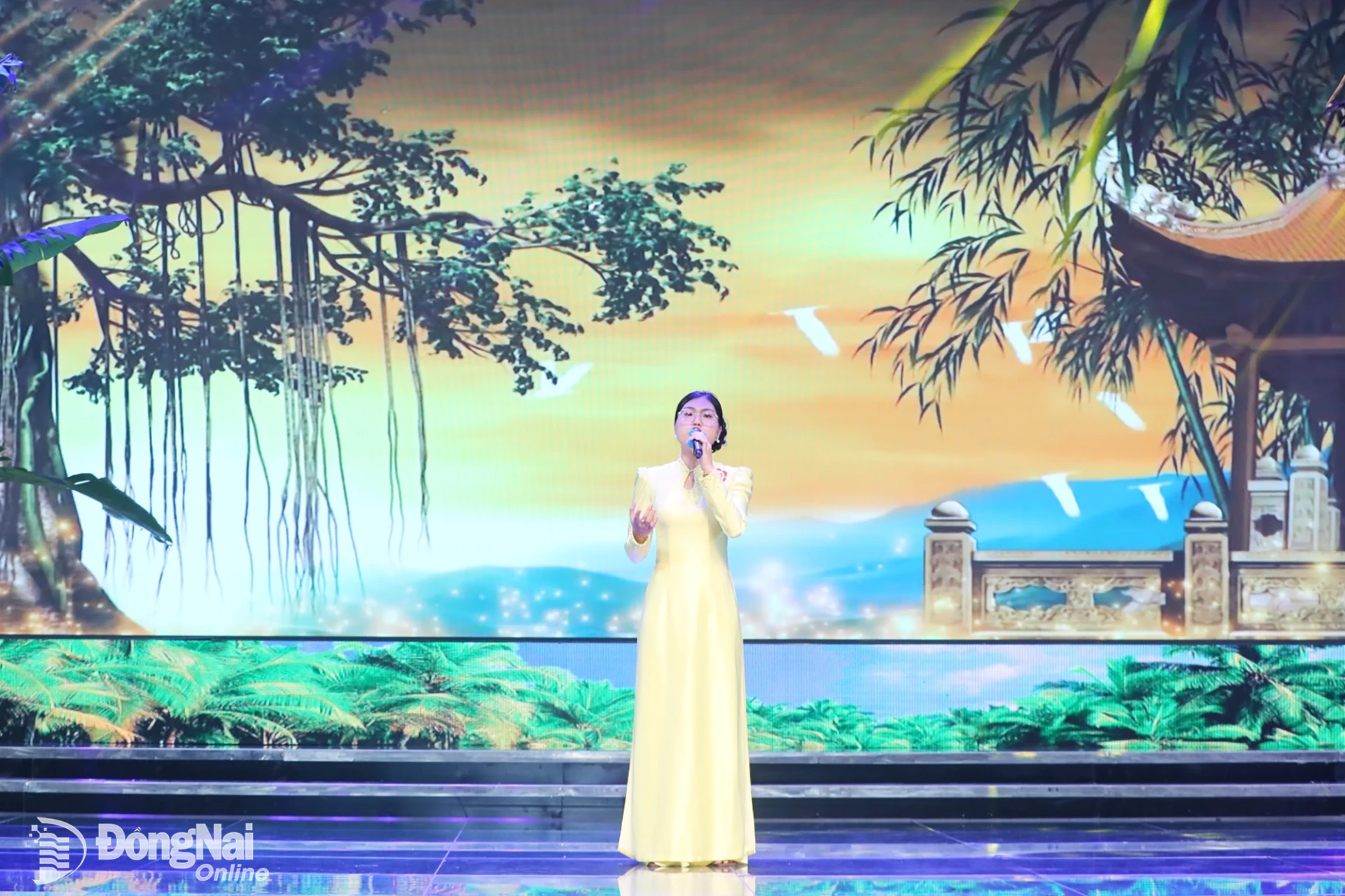 Contestant Huynh Thi Ngoc Qui (Dong Nai City) performs during the gala. Photo: Huy Anh

