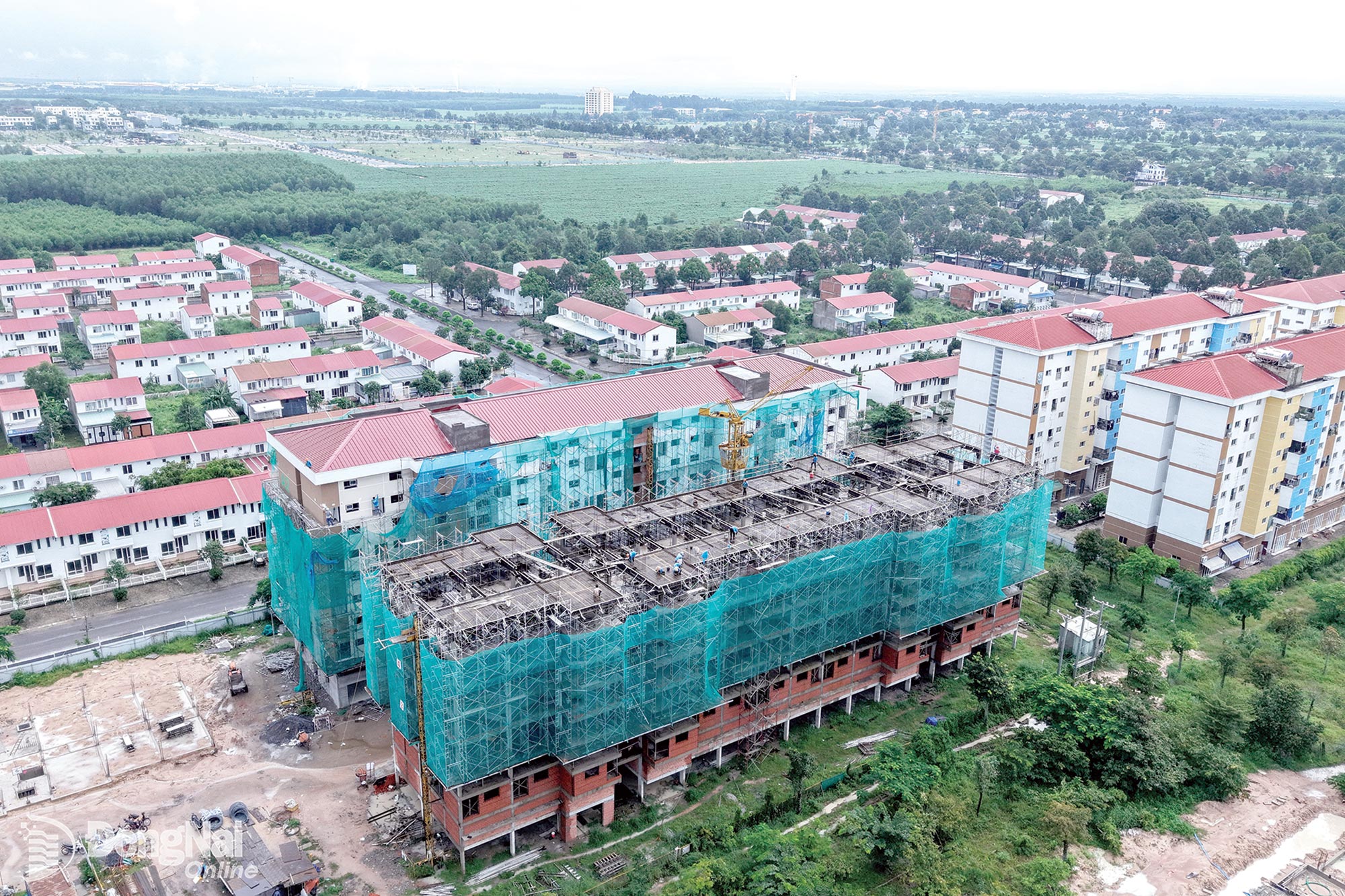 Một dự án nhà ở xã hội tại xã Phước An đang được tăng tốc thi công đưa vào sử dụng.