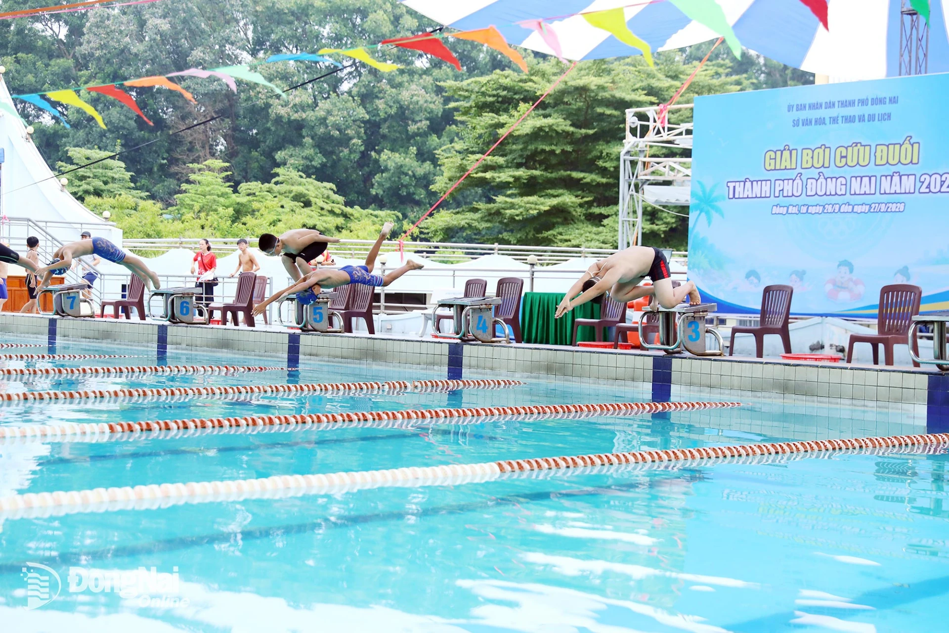 Các vận động viên nam xuất phát thi đấu nội dung bơi cá nhân. Ảnh: Huy Anh