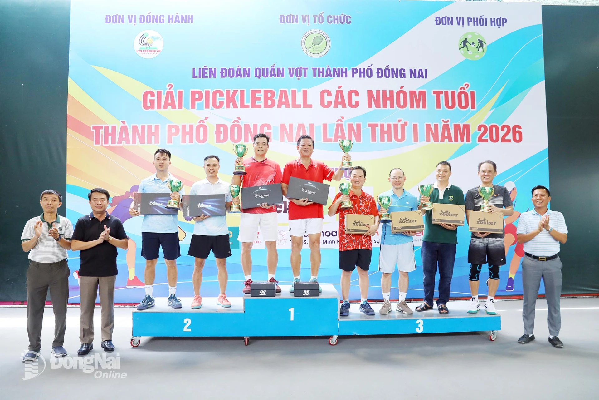Ban tổ chức, đại biểu trao giải cho các tay vợt đạt thành tích cao nội dung đôi nam lãnh đạo. Ảnh: Huy Anh
