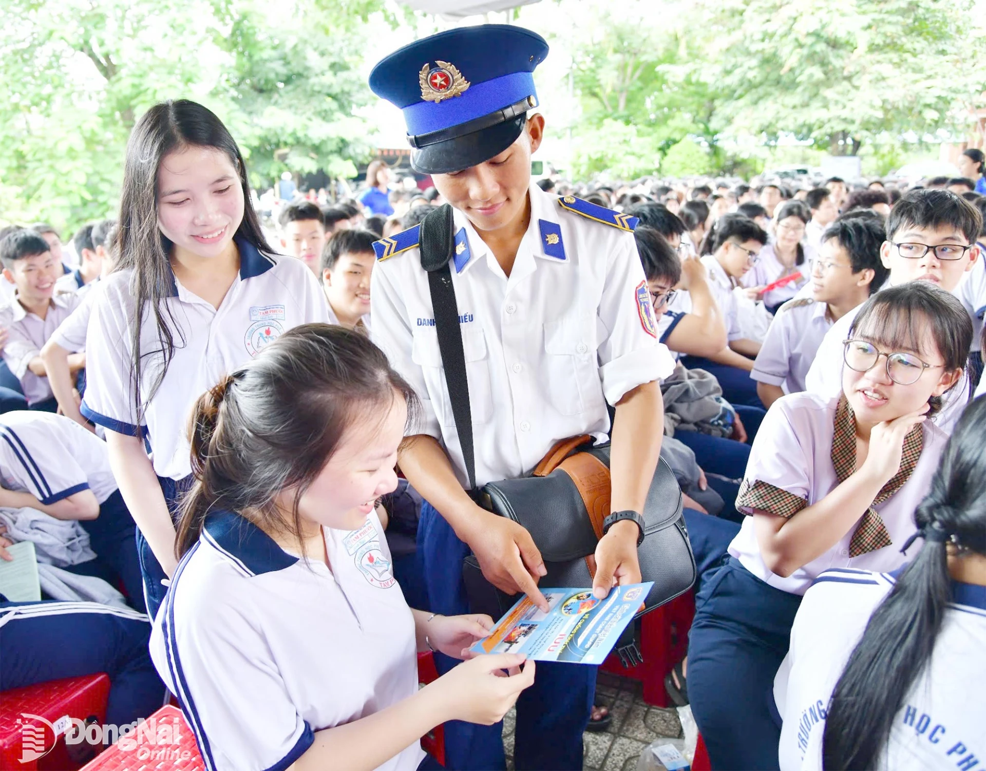 Chiến sĩ Đoàn Trinh sát số 2 tuyên truyền cho học sinh. Ảnh: ĐVCC