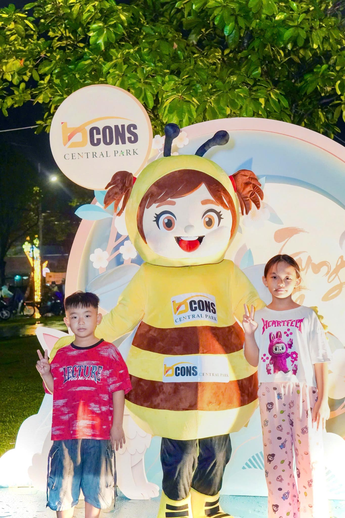 Sự xuất hiện của chú ong Bcons khiến các bé thích thú.

