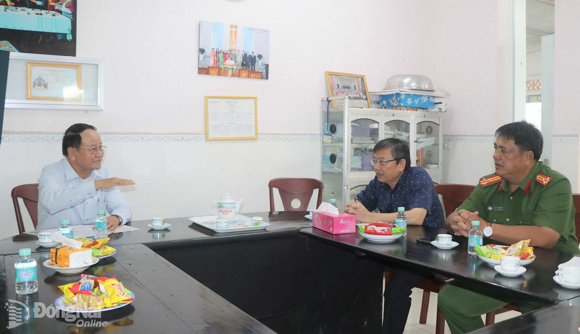 Tổ công tác do Phó Bí thư Đảng ủy, Chủ tịch UBND phường Dầu Giây Mai Văn Hiền đến gặp gỡ, trao đổi tại một cơ sở tôn giáo. Ảnh: Nhật Quang