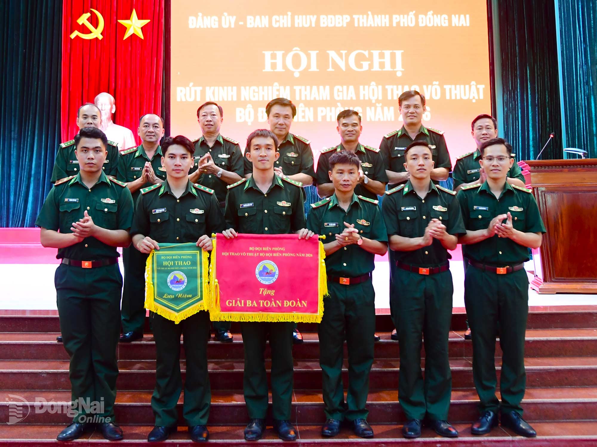 Thủ trưởng Ban Chỉ huy Bộ đội Biên phòng thành phố chúc mừng thành tích của đoàn vận động viên tham gia hội thao. Ảnh: Hữu Thịnh
