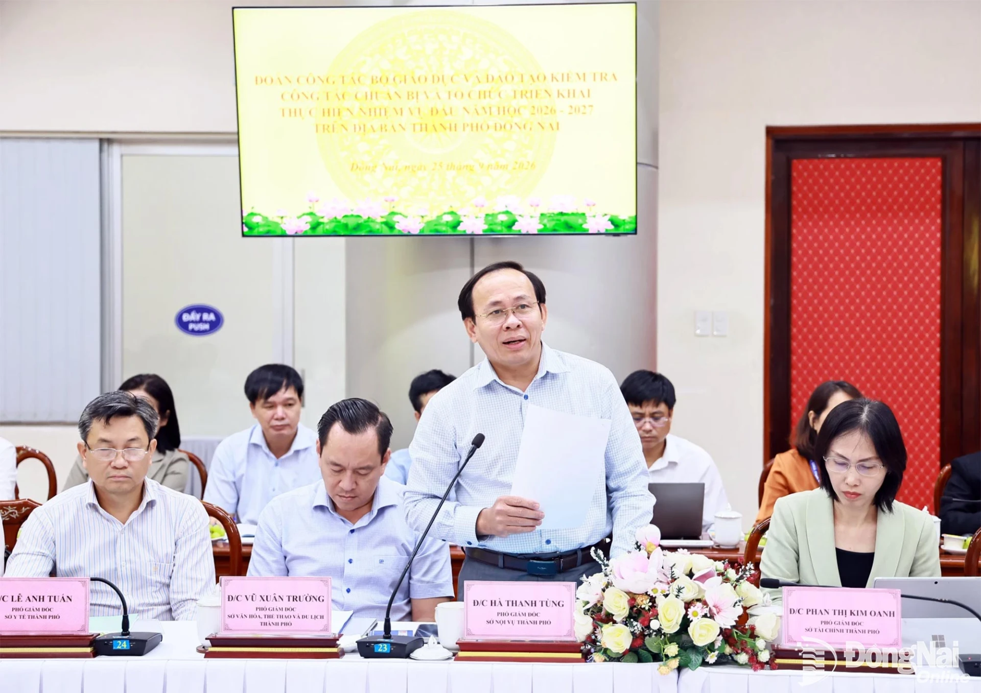 Deputy Director of the Department of Home Affairs Ha Thanh Tung clarifies issues related to staffing arrangements in the education and training sector. Photo: Cong Nghia


