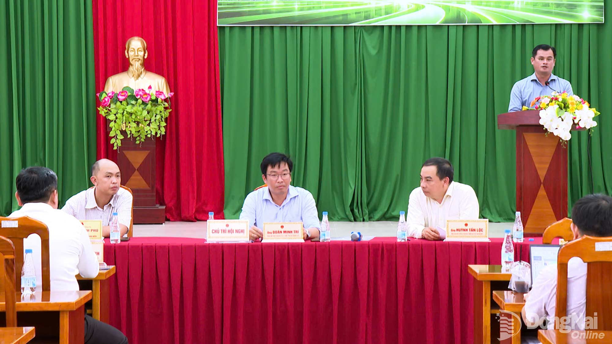 Deputy Director of the Department of Agriculture and Environment Diep Truong Vu provides information on unit prices for crop compensation and support.