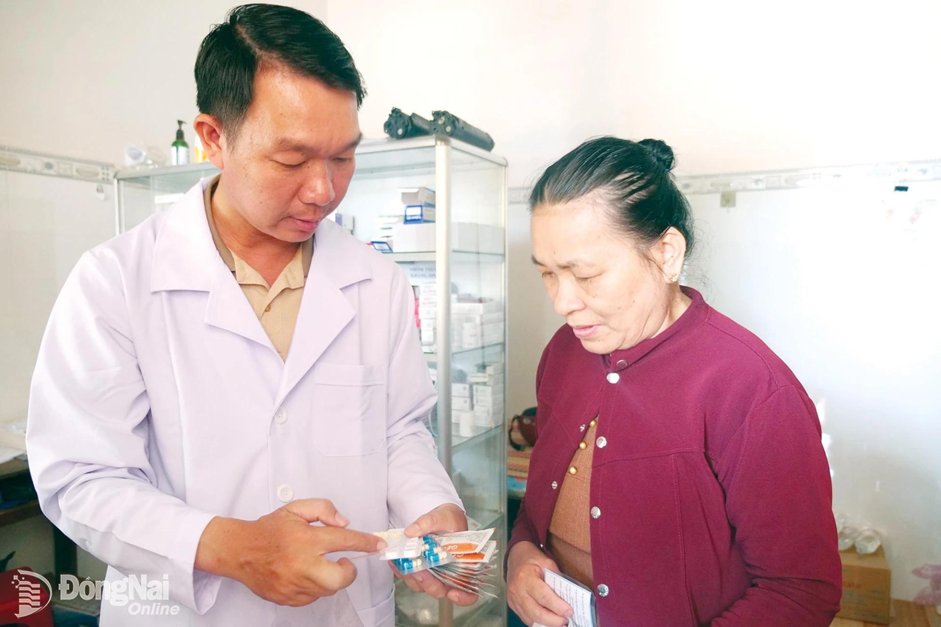 Dược sĩ Trạm Y tế xã Lộc Quang hướng dẫn người dân sử dụng thuốc sau khám bệnh tại trạm.

