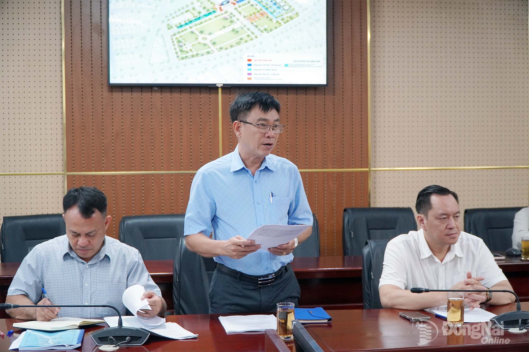 Phó Giám đốc Sở Văn hóa, Thể thao và Du lịch thành phố Nguyễn Khắc Vĩnh báo cáo những nội dung trọng tâm của Đề án Phát triển thể thao thành tích cao thành phố Đồng Nai đến năm 2030, tầm nhìn đến năm 2045. Ảnh: An Nhơn