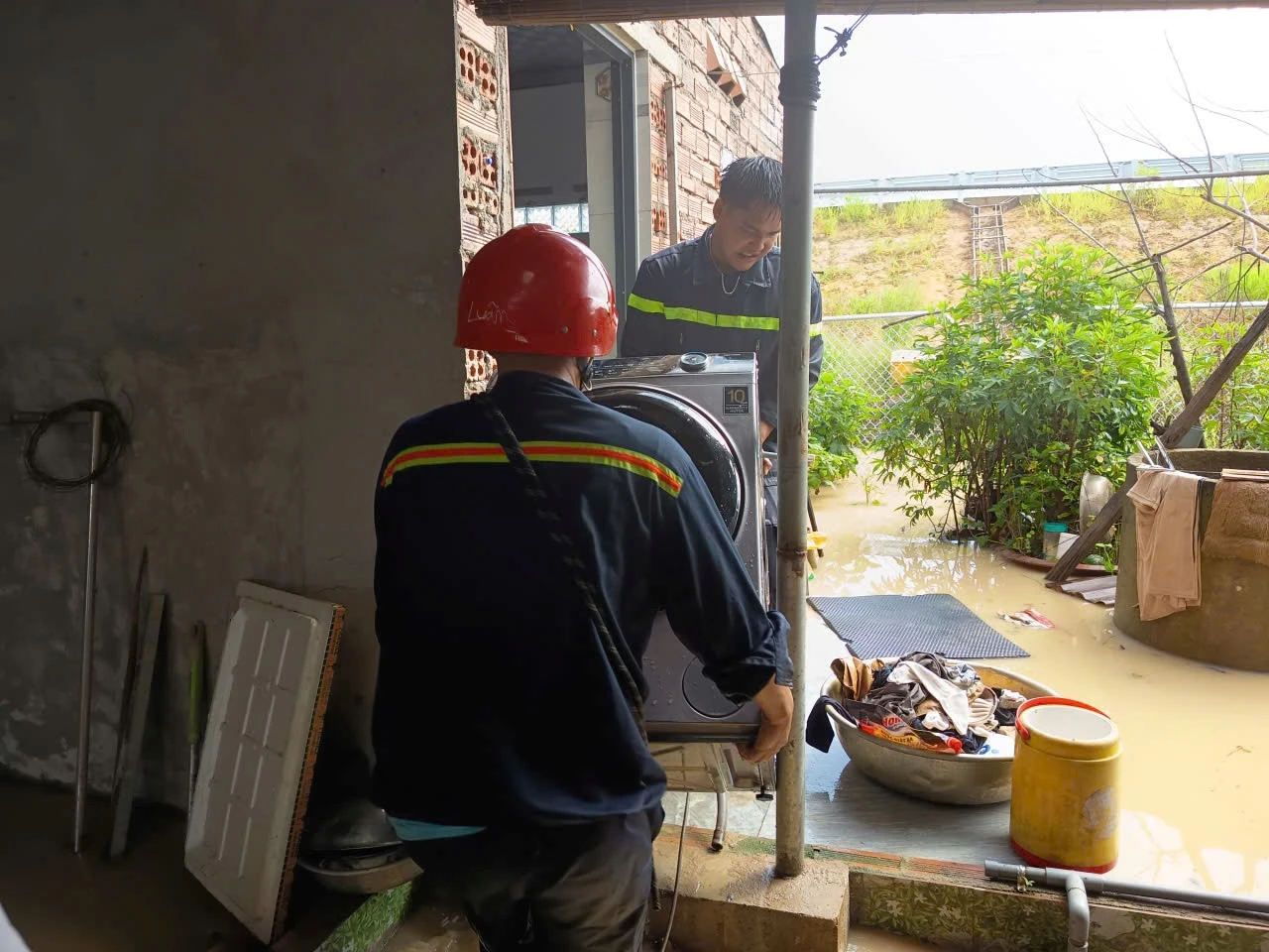 CBCS Đội Chữa cháy và CNCH Khu vực 3 hỗ trợ người dân di chuyển tài sản đến nơi an toàn
