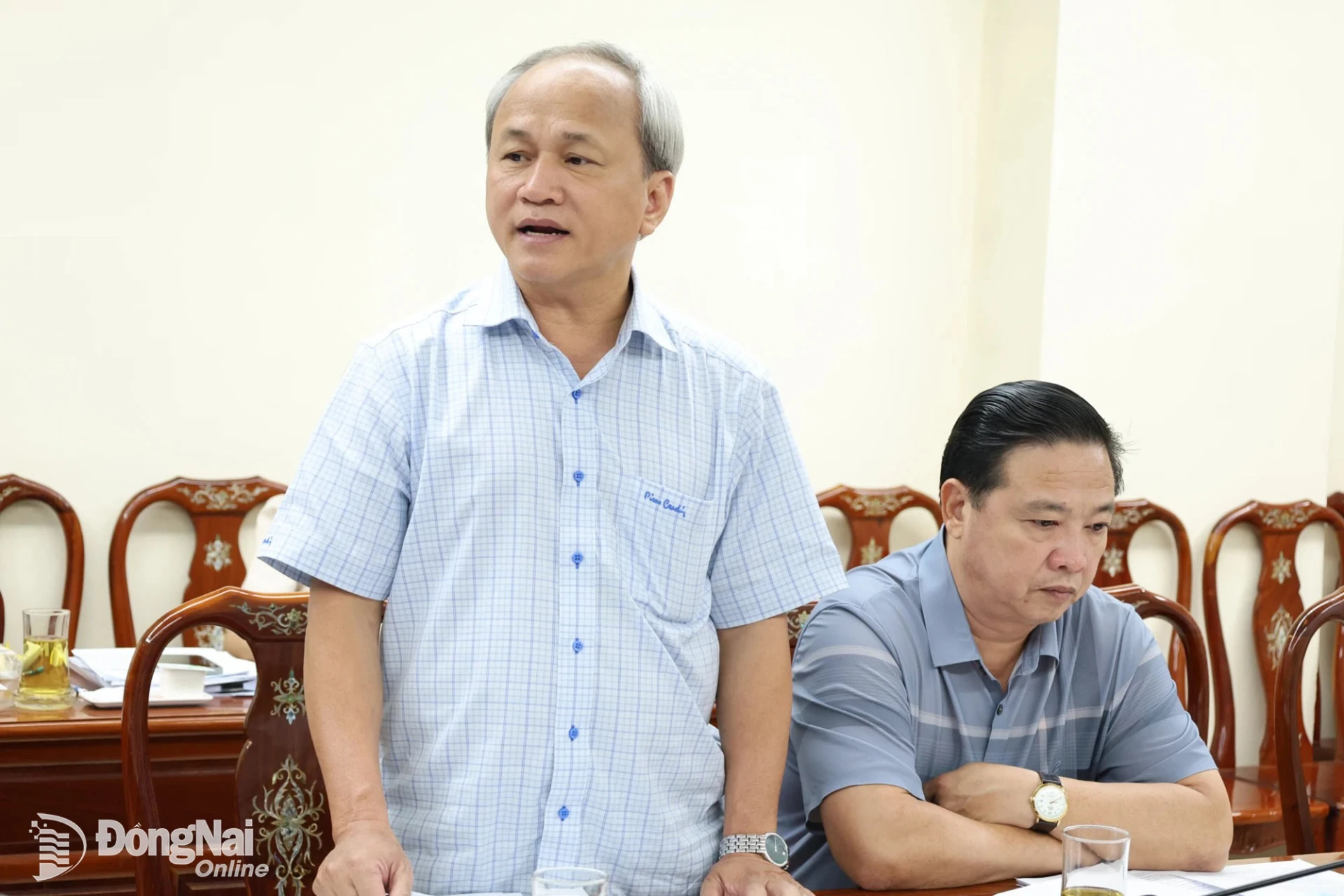 Lãnh đạo Sở Tài chính trình bày tờ trình, dự thảo nghị quyết tại buổi làm việc. Ảnh: Hồ Thảo
