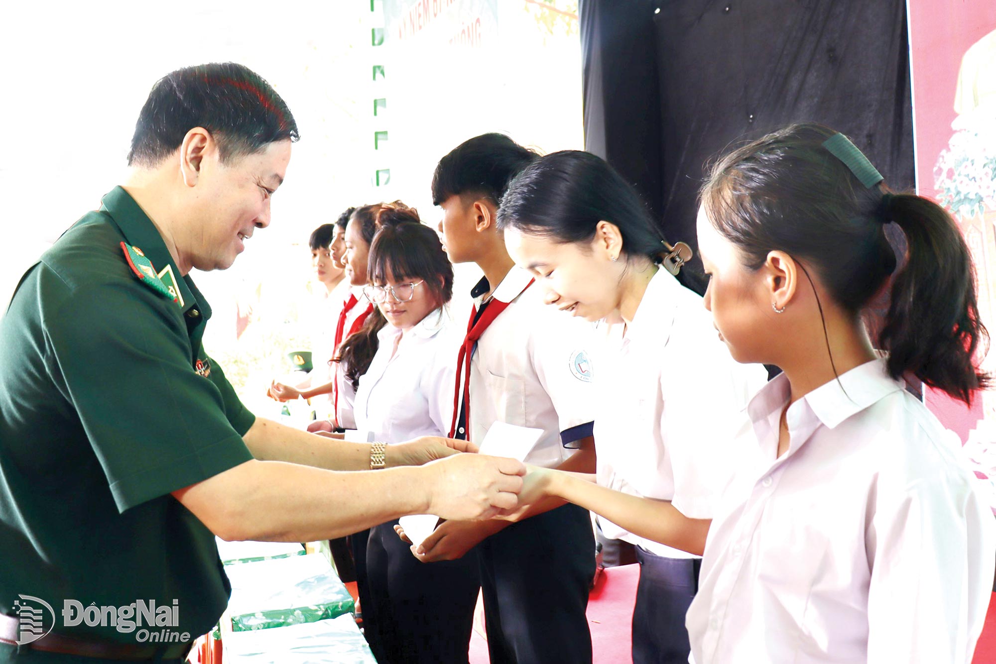 Thiếu tướng Trần Ngọc Hữu, Phó Tư lệnh Bộ đội Biên phòng tặng quà cho học sinh các xã biên giới của thành phố Đồng Nai trong Ngày hội Biên phòng toàn dân, tháng 3-2026.
