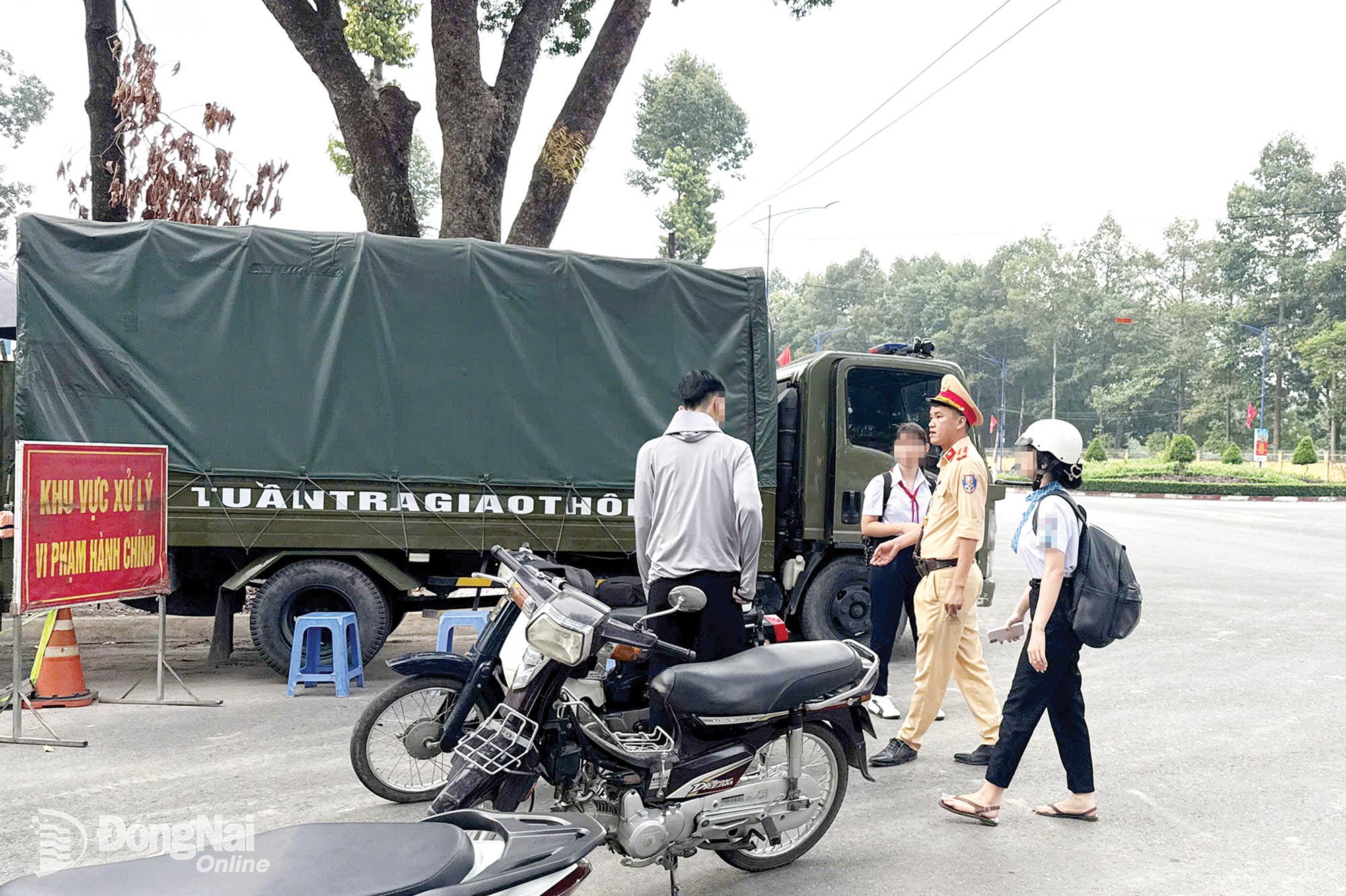Cán bộ Trạm Cảnh sát giao thông ngã ba Thái Lan kiểm soát giao thông trên đường Tôn Đức Thắng, phường Long Thành.

