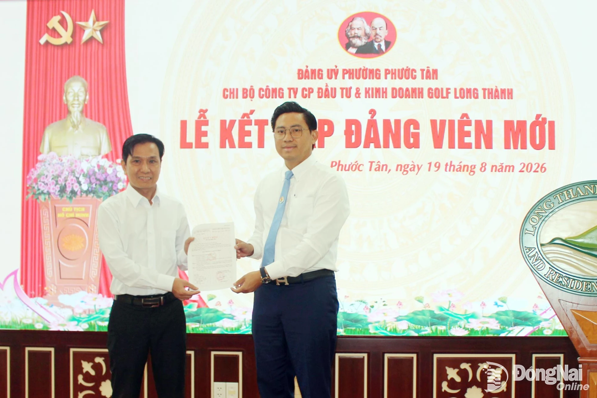 Đại diện Chi bộ Công ty cổ phần Đầu tư và Kinh doanh Golf Long Thành (phường Phước Tân) tổ chức Lễ kết nạp đảng viên mới là đoàn viên ưu tú. Ảnh: Nguyễn Hòa