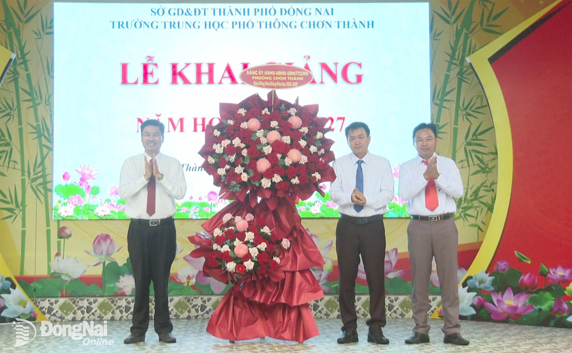 Thành ủy viên, Bí thư Đảng ủy phường Chơn Thành Viên Hồng Tiến  tặng hoa chúc mừng Trường THPT Chơn Thành. Ảnh: Đỗ Trình
