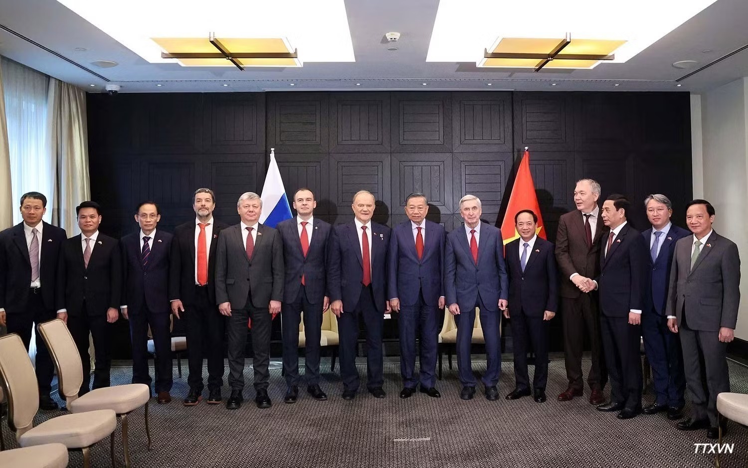 Tổng Bí thư, Chủ tịch nước Tô Lâm và Chủ tịch Đảng Cộng sản Liên bang Nga Gennady Zyuganov cùng đoàn đại biểu hai nước chụp ảnh chung. (Ảnh: Thống Nhất - TTXVN)
