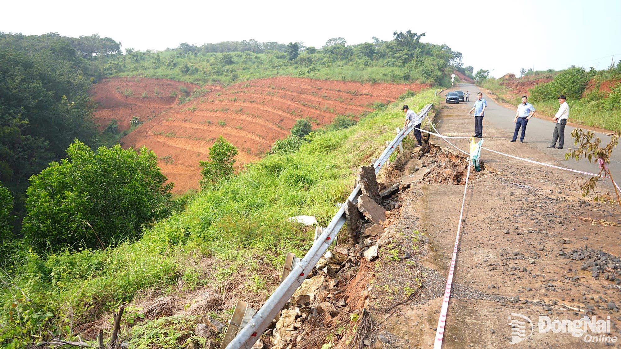 Vị trí sạt lở thuộc địa bàn xã Thọ Sơn dài khoảng 80m, tiềm ẩn nguy hiểm cho người tham gia giao thông. Ảnh: ĐVCC