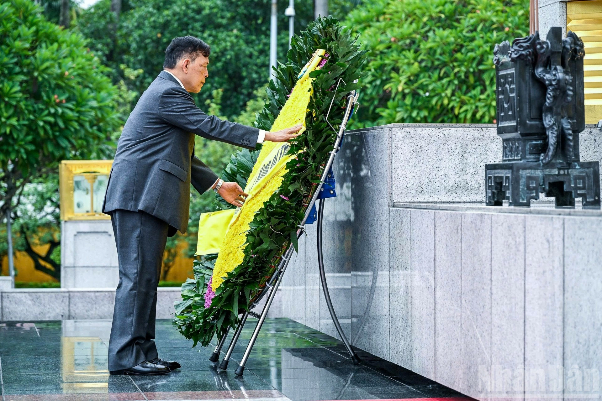 Nhà vua Vương quốc Thái Lan Maha Vajiralongkorn Phra Vajiraklaochaoyuhua đặt vòng hoa tưởng niệm các Anh hùng liệt sĩ.