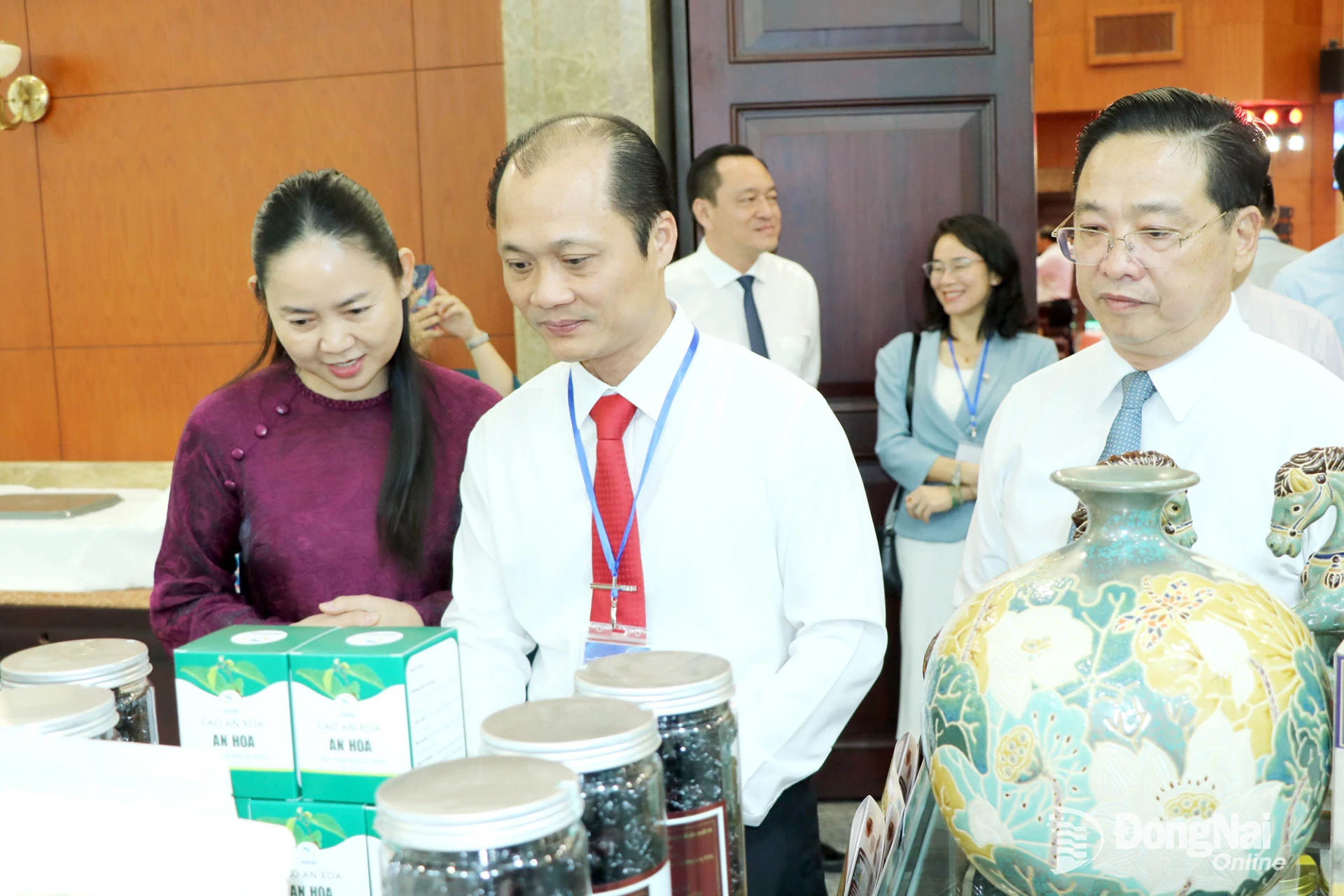 Ủy viên Ban Thường vụ Thành ủy, Phó Chủ tịch UBND thành phố Nguyễn Tuấn Anh thăm gian hàng của Đồng Nai trưng bày bên lề sự kiện. 