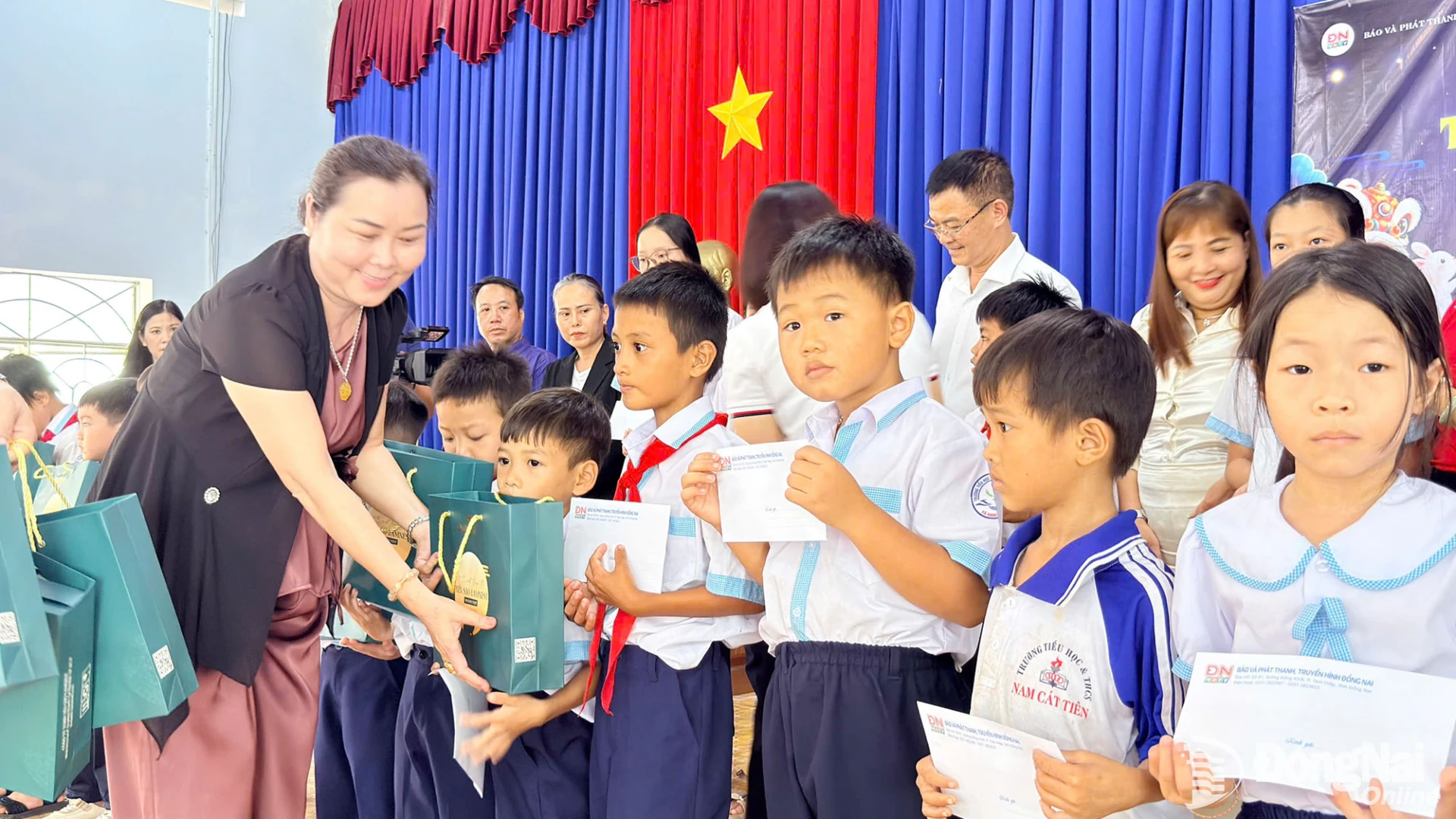 Representatives of Lamnest Nests Company Limited present mooncakes to students of Nam Cat Tien Primary and Lower Secondary School. Photo: Minh Hue