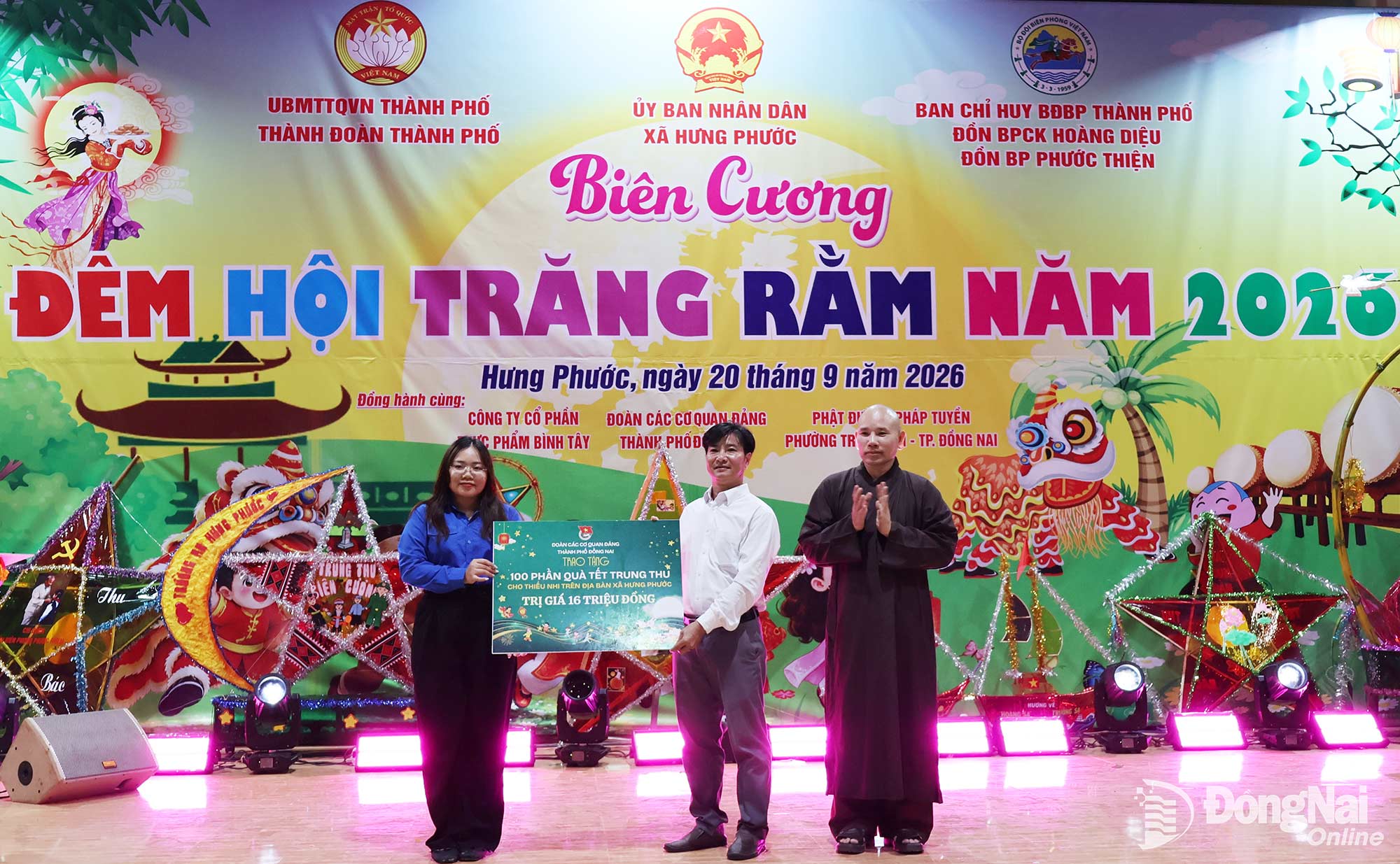 Dịp này, Đại đức Thích An Thuận, Chủ trì Phật đường Pháp Tuyền Đồng Nai và các mạnh thường quân tặng quà Tết Trung thu. Ảnh: Nguyệt Hà