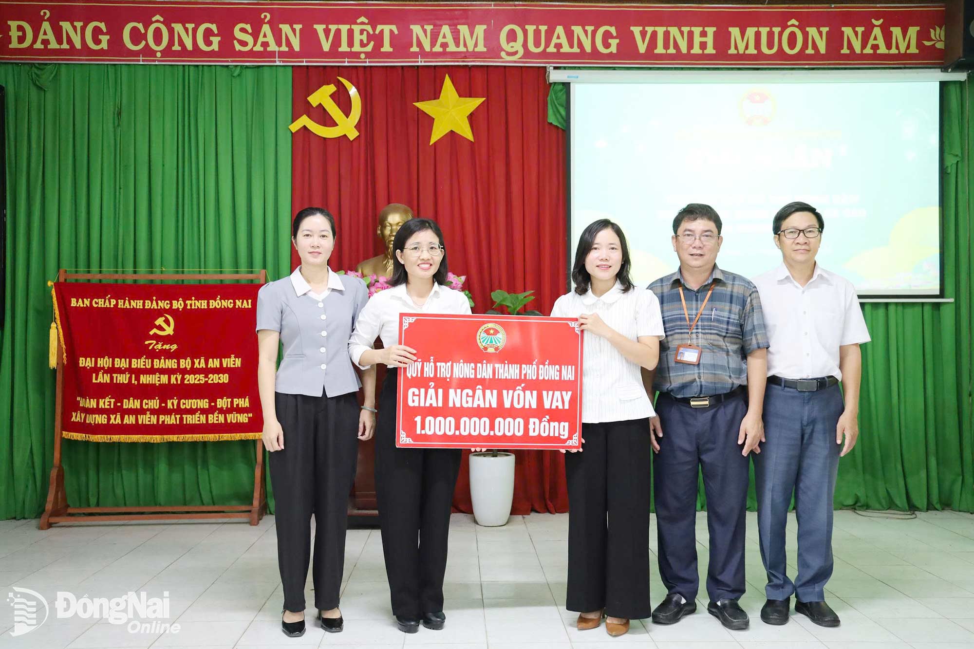 Hội Nông dân thành phố trao bảng tượng trưng bàn giao nguồn vốn cho Hội Nông dân xã An Viễn. Ảnh: Thu Bồn