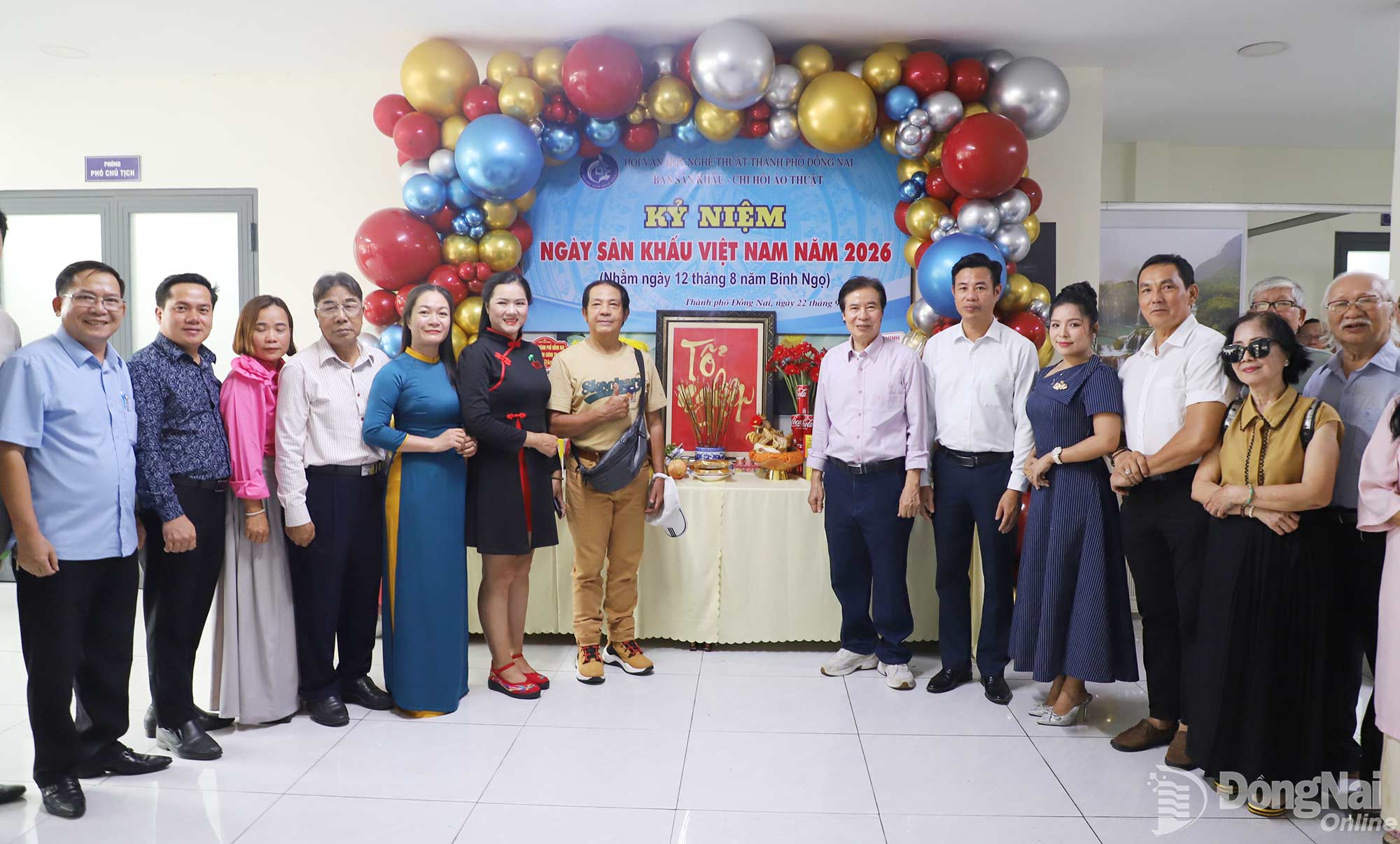 Ban Sân khấu, Hội Văn học nghệ thuật Đồng Nai chụp ảnh lưu niệm cùng các đại biểu tham dự kỷ niệm ngày Sân khấu Việt Nam 2026. Ảnh: My Ny