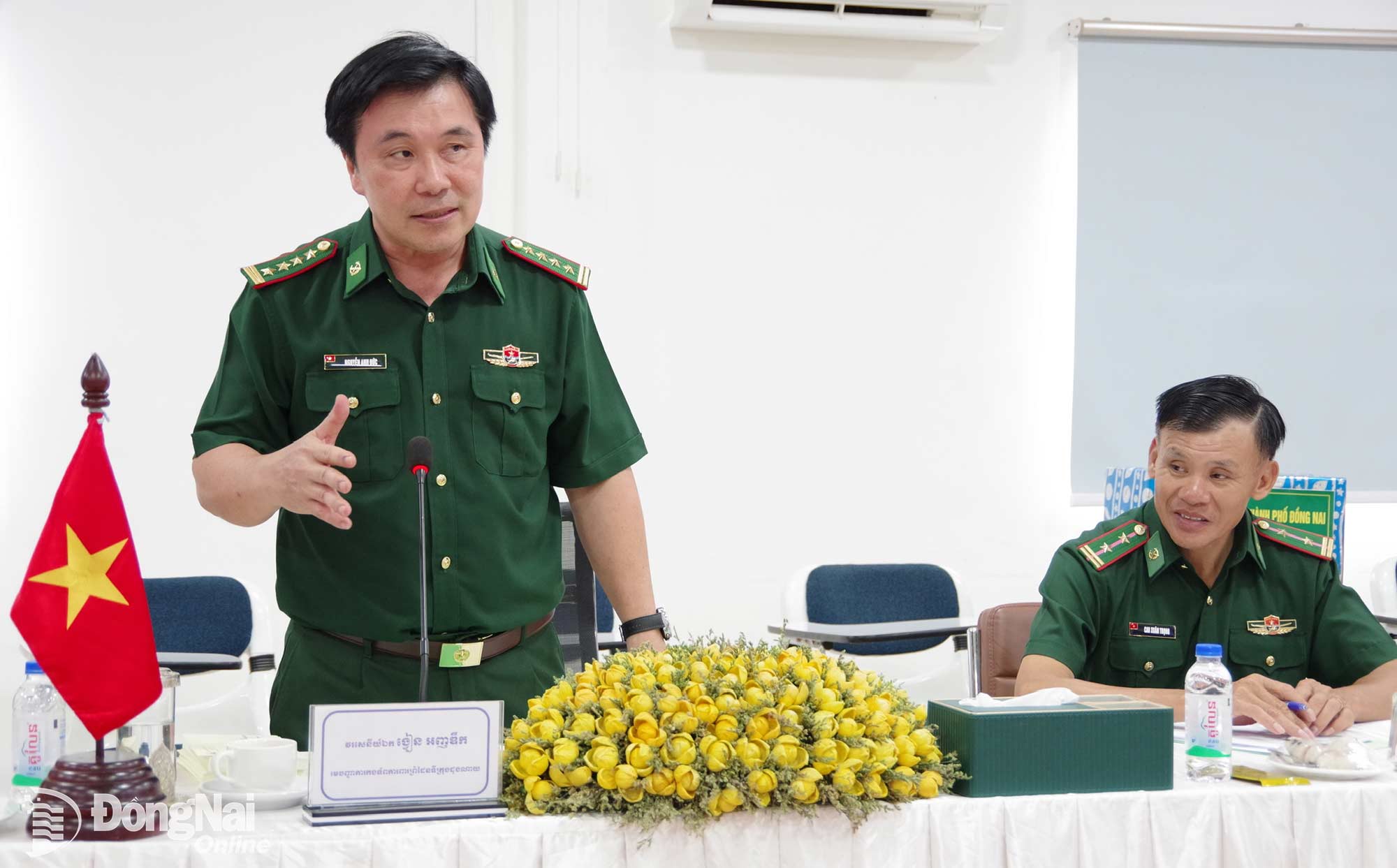 Đại tá Nguyễn Anh Đức, Phó Chỉ huy trưởng Bộ Chỉ huy Quân sự thành phố Đồng Nai kiêm Chỉ huy trưởng Ban Chỉ huy Bộ đội Biên phòng thành phố trao đổi tại hội đàm. Ảnh: Tú Trịnh