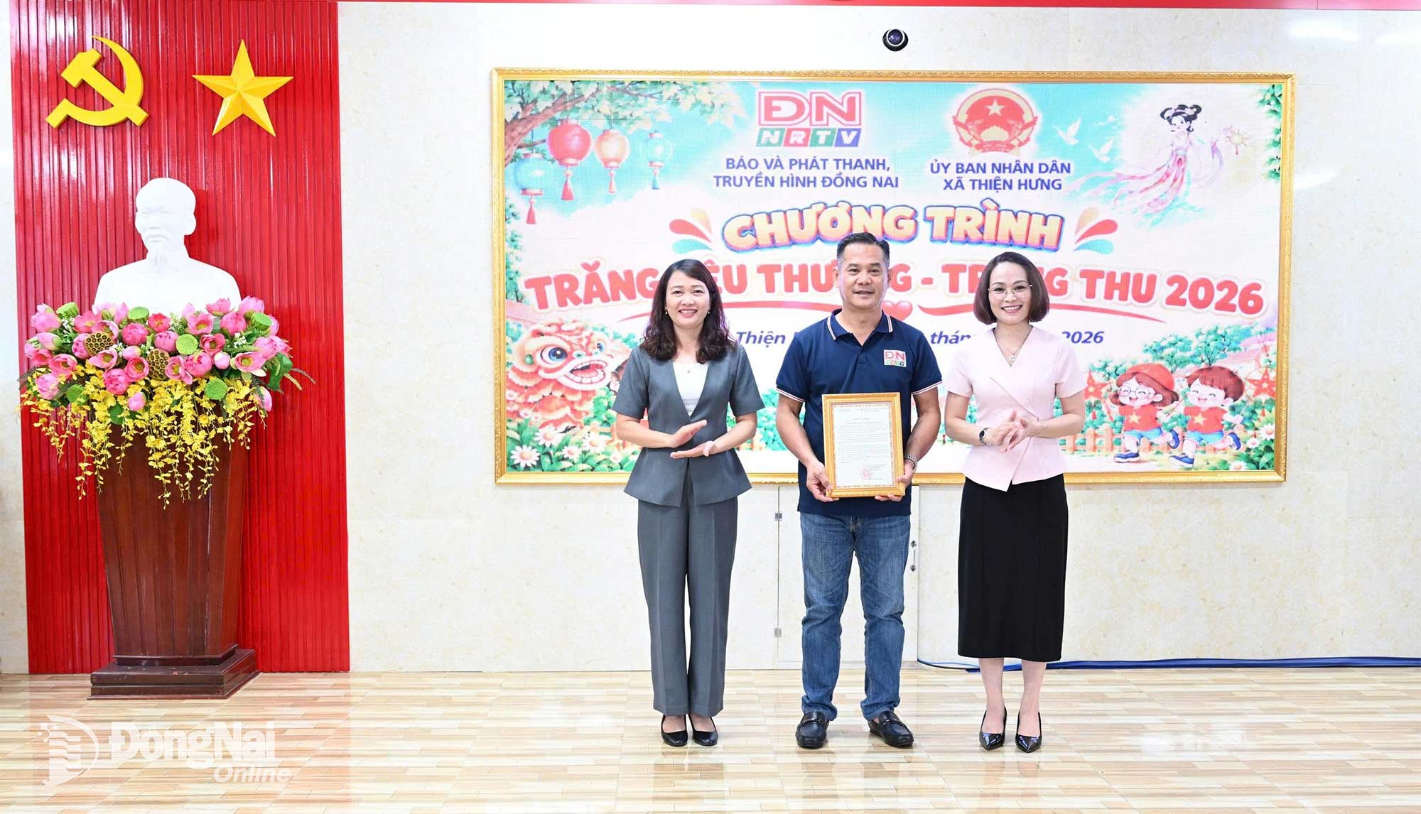UBND xã Thiện Hưng trao thư tri ân đến Báo và Phát thanh, Truyền hình Đồng Nai. Ảnh: Khánh Đan