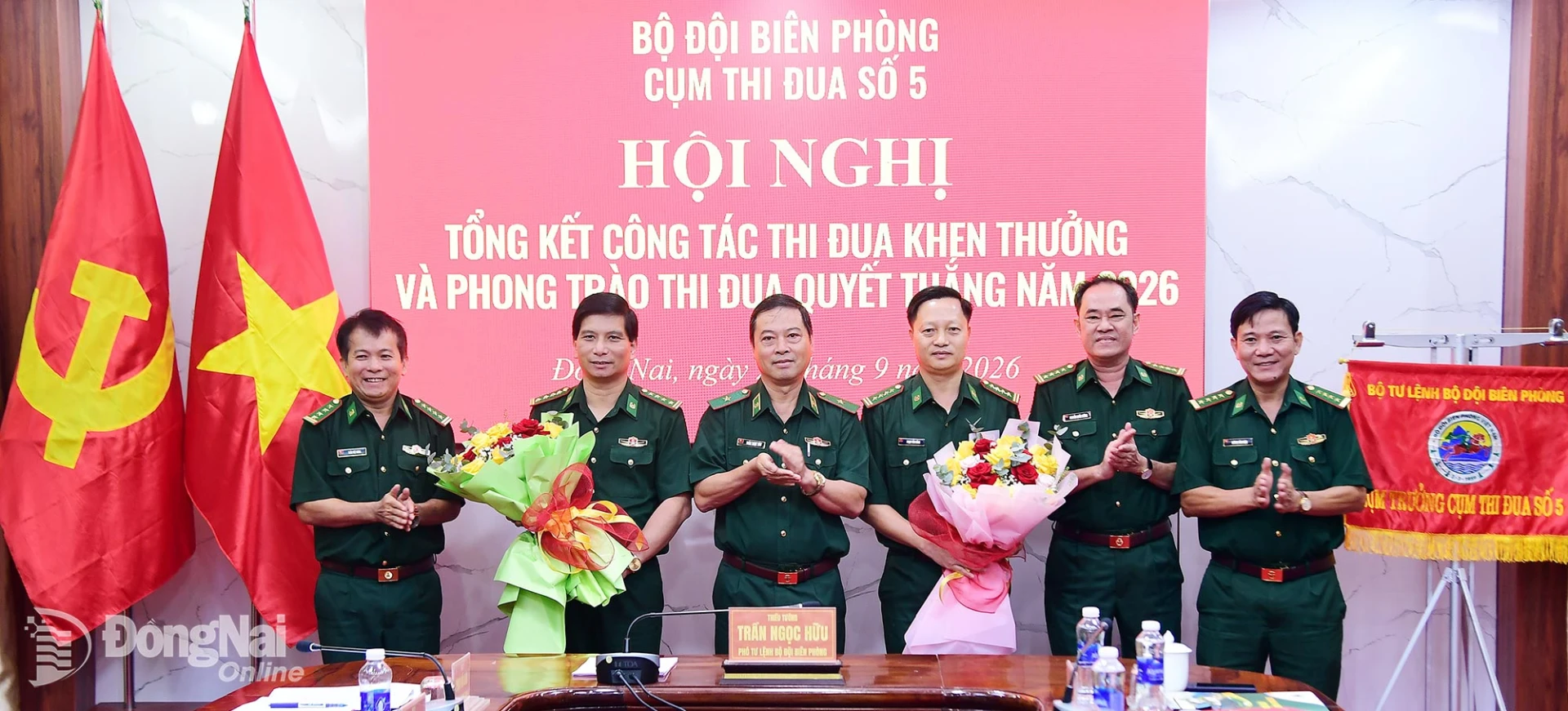 Thủ trưởng Bộ đội Biên phòng và các cơ quan Bộ Tư lệnh chúc mừng 2 đơn vị Cụm trưởng 2026 và 2027. Ảnh: Ánh Kiệt