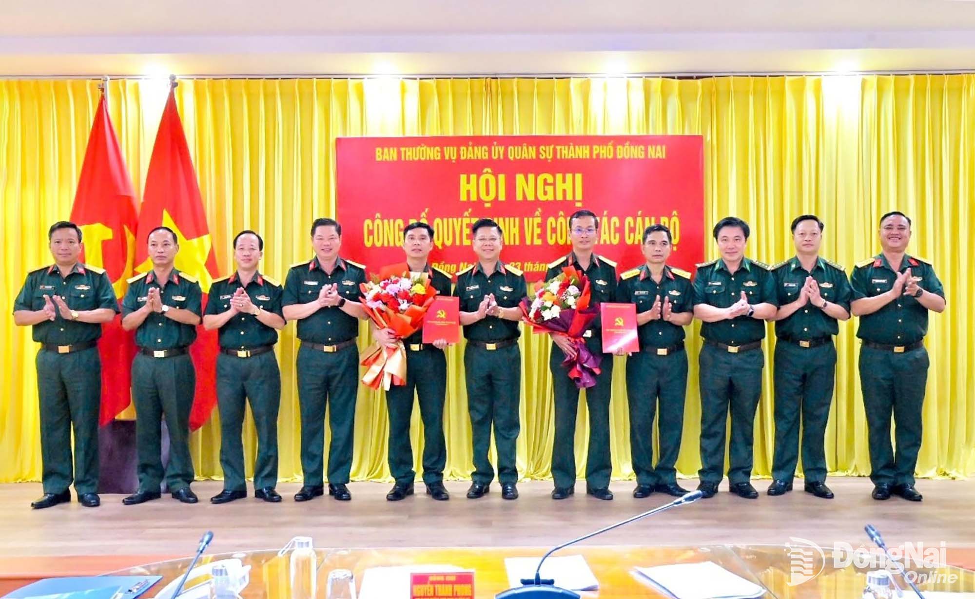 Các đồng chí trong Thường vụ Đảng ủy Quân sự thành phố chúc mừng 2 đồng chí Bí thư và Phó Bí thư Đảng ủy Phòng Hậu cần - Kỹ thuật. Ảnh: Văn Chung