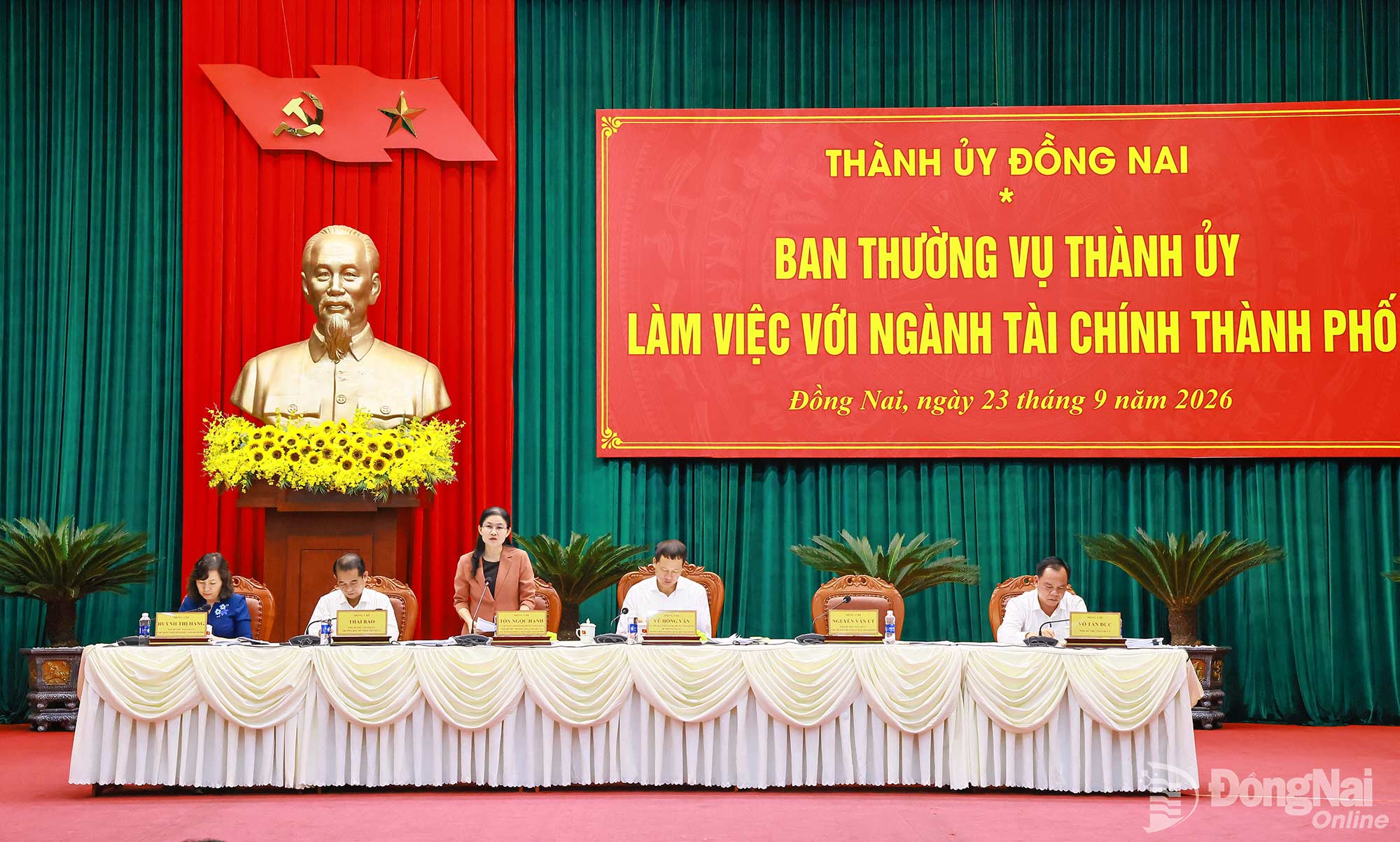 Đồng chí Tôn Ngọc Hạnh, Ủy viên Trung ương Đảng, Phó Bí thư Thường trực Thành ủy, Chủ tịch HĐND thành phố phát biểu định hướng cho ngành Tài chính tại buổi làm việc. Ảnh: Công Nghĩa