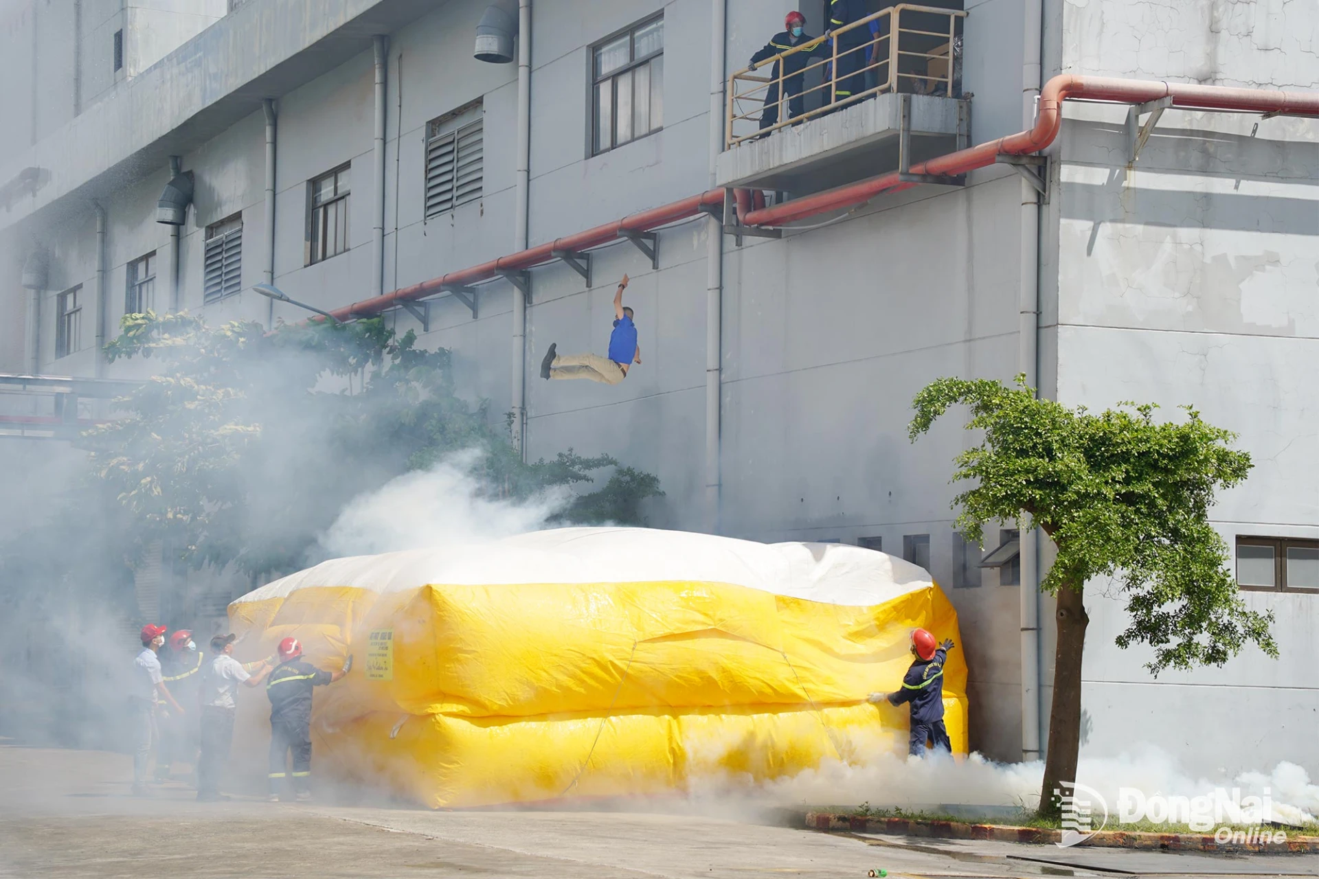 Lực lượng chức năng triển khai nệm hơi phục vụ cứu nạn người bị mắc kẹt tại khu vực tầng trên của nhà xưởng trong tình huống diễn tập. Ảnh: Lê Duy