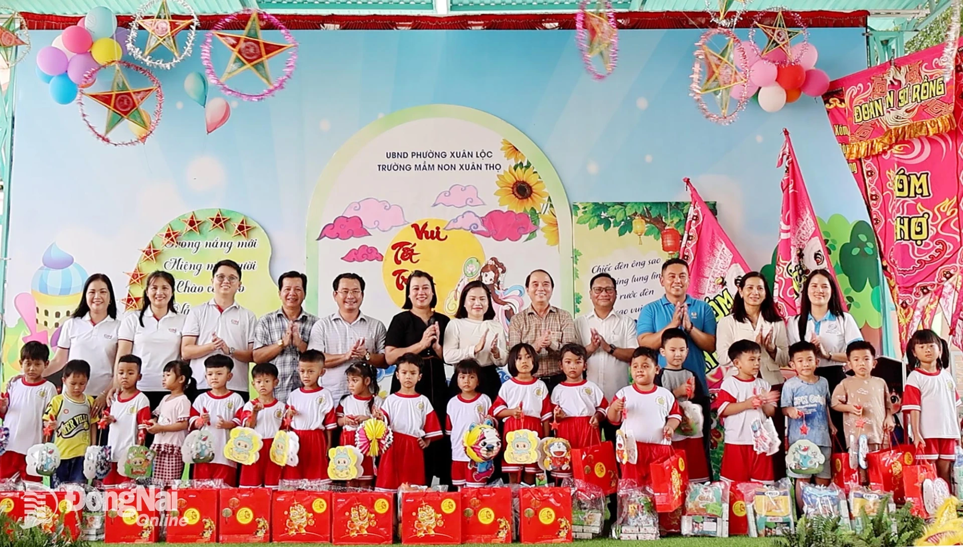 Báo và Phát thanh, Truyển hình Đồng Nai cùng các nhà tài trợ trao quà cho các cháu Trường mầm non Xuân Thọ. Ảnh: Viết Cường