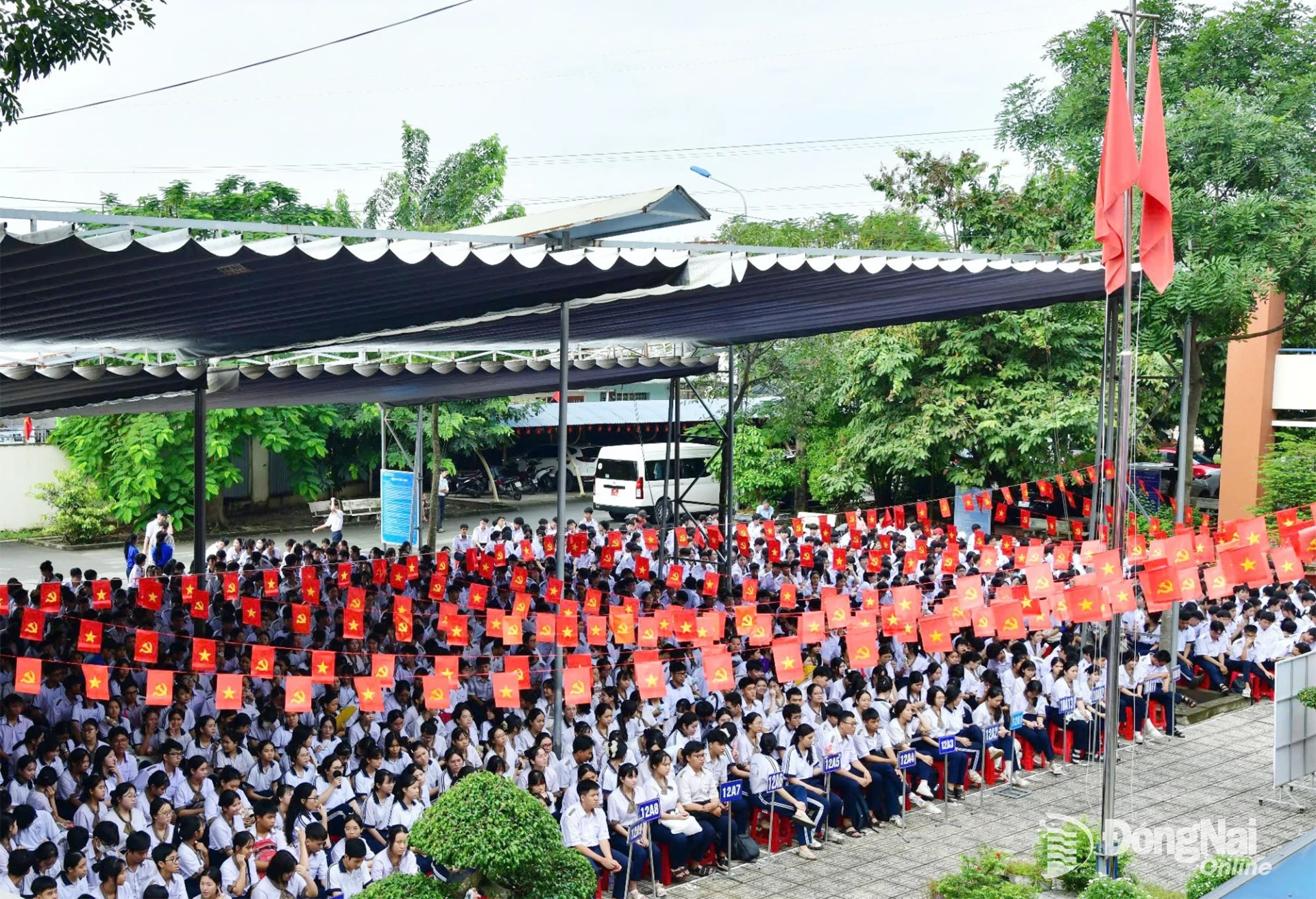 Đông đảo học sinh nhà trường tham gia chương trình. Ảnh: ĐVCC