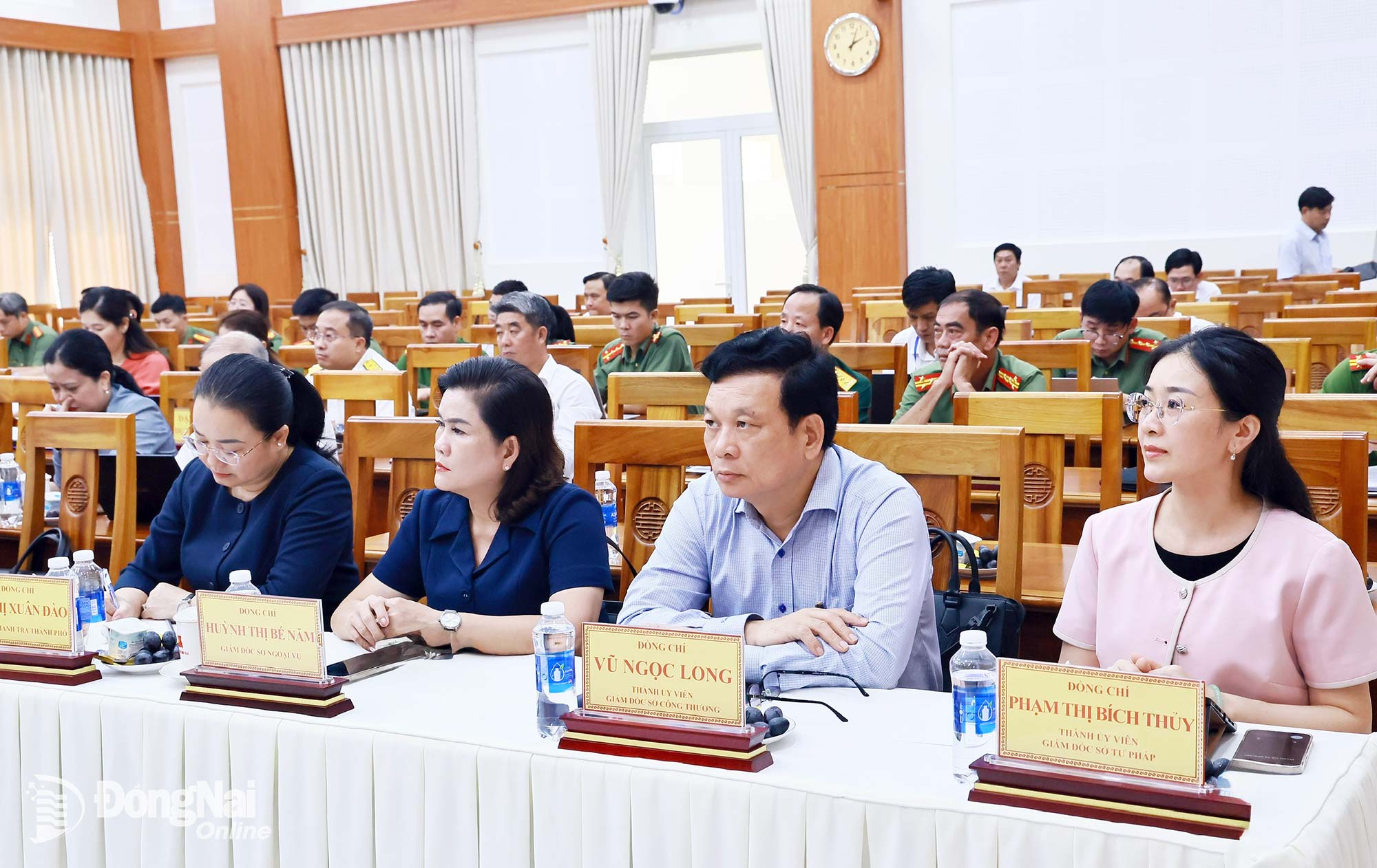 Leaders of departments and agencies of Dong Nai City attend the online meeting. Photo: Cong Nghia

