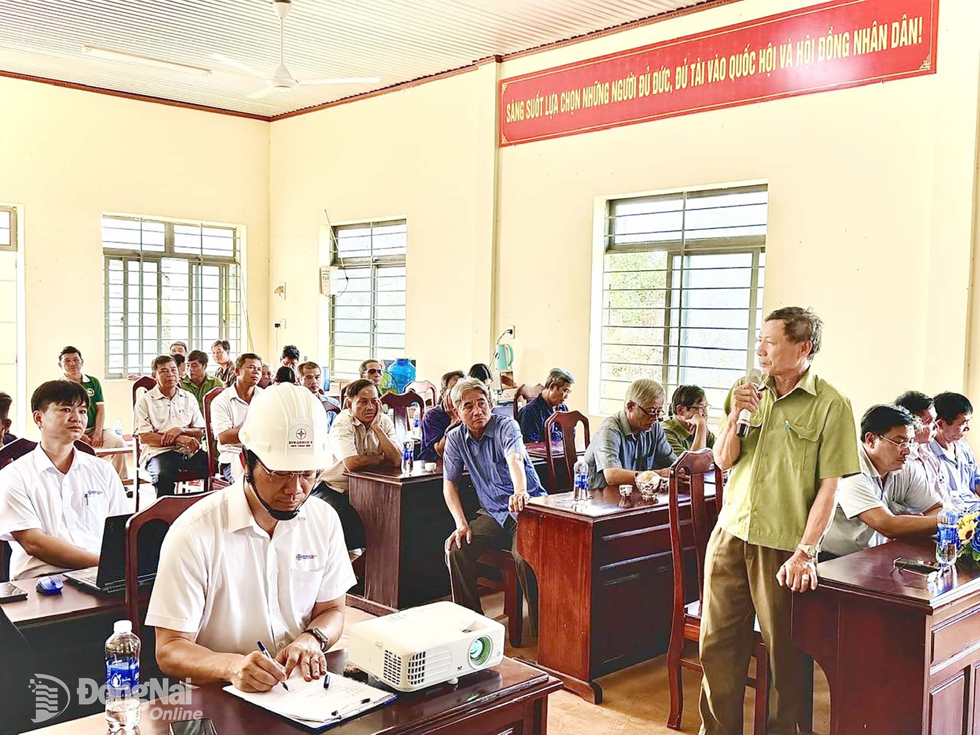 Người dân thôn Đức Liễu tham gia phát biểu ý kiến tại hội nghị. Ảnh: Thanh Lâm