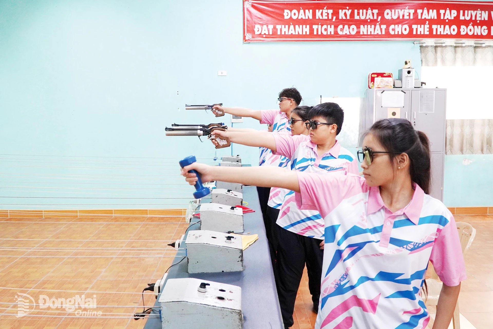 Các vận động viên đội tuyển bắn súng với bài tập 
tư thế ngắm bắn, nội dung 10m súng ngắn hơi.

