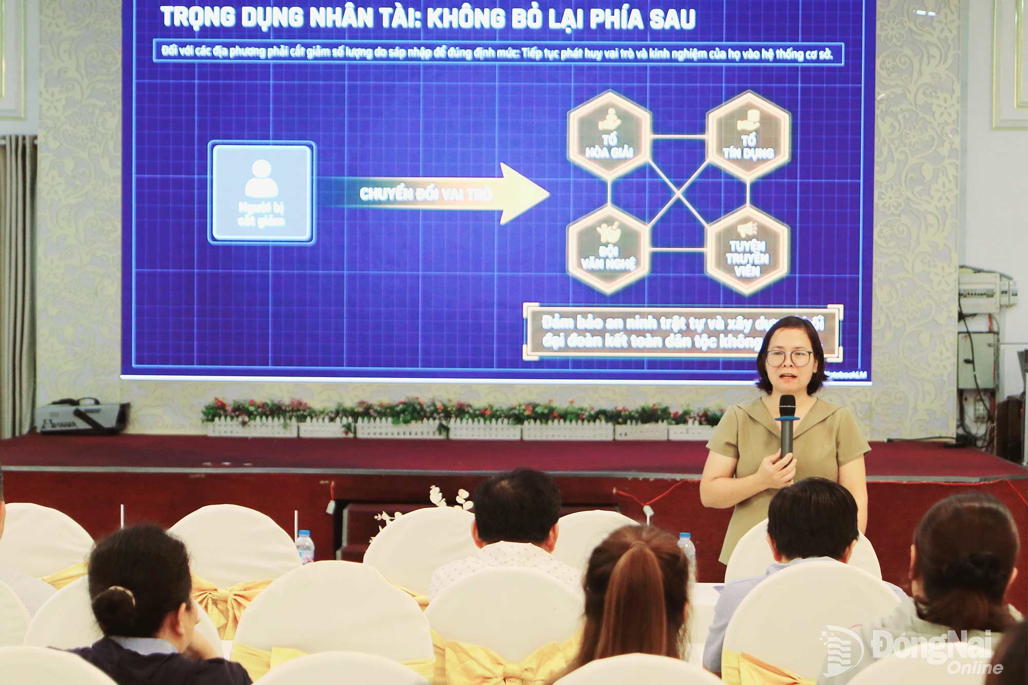 Báo cáo viên Sở Dân tộc và Tôn giáo trình bày nội dung về ứng dụng công nghệ số cho đội ngũ cán bộ, công chức, người uy tín trong đồng bào dân tộc thiểu số, già làng trên địa bàn thành phố.