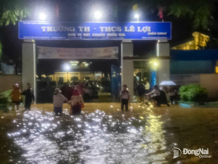 Mưa lớn gây ngập nhiều tuyến đường ở phường Xuân Lộc